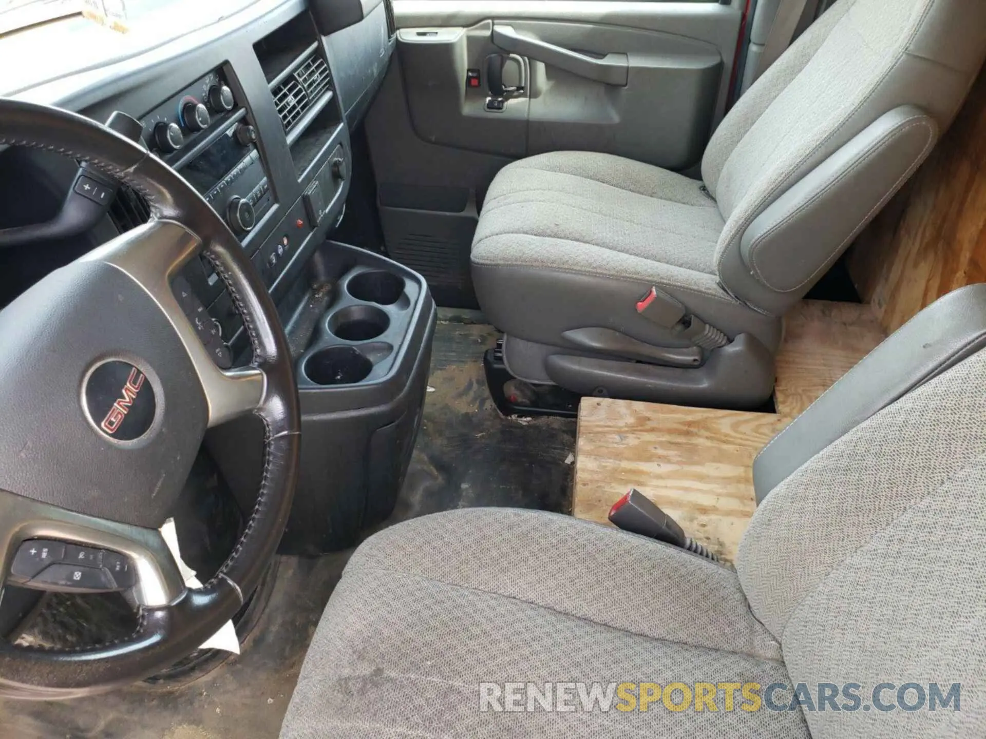 31 Photograph of a damaged car 1GTZ7GFP8K1336184 GMC SAVANA 2019