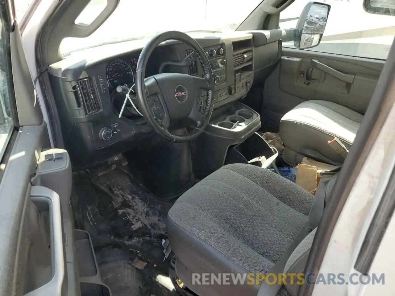 8 Photograph of a damaged car 1GD37SFGXL1275765 GMC SAVANA 2020