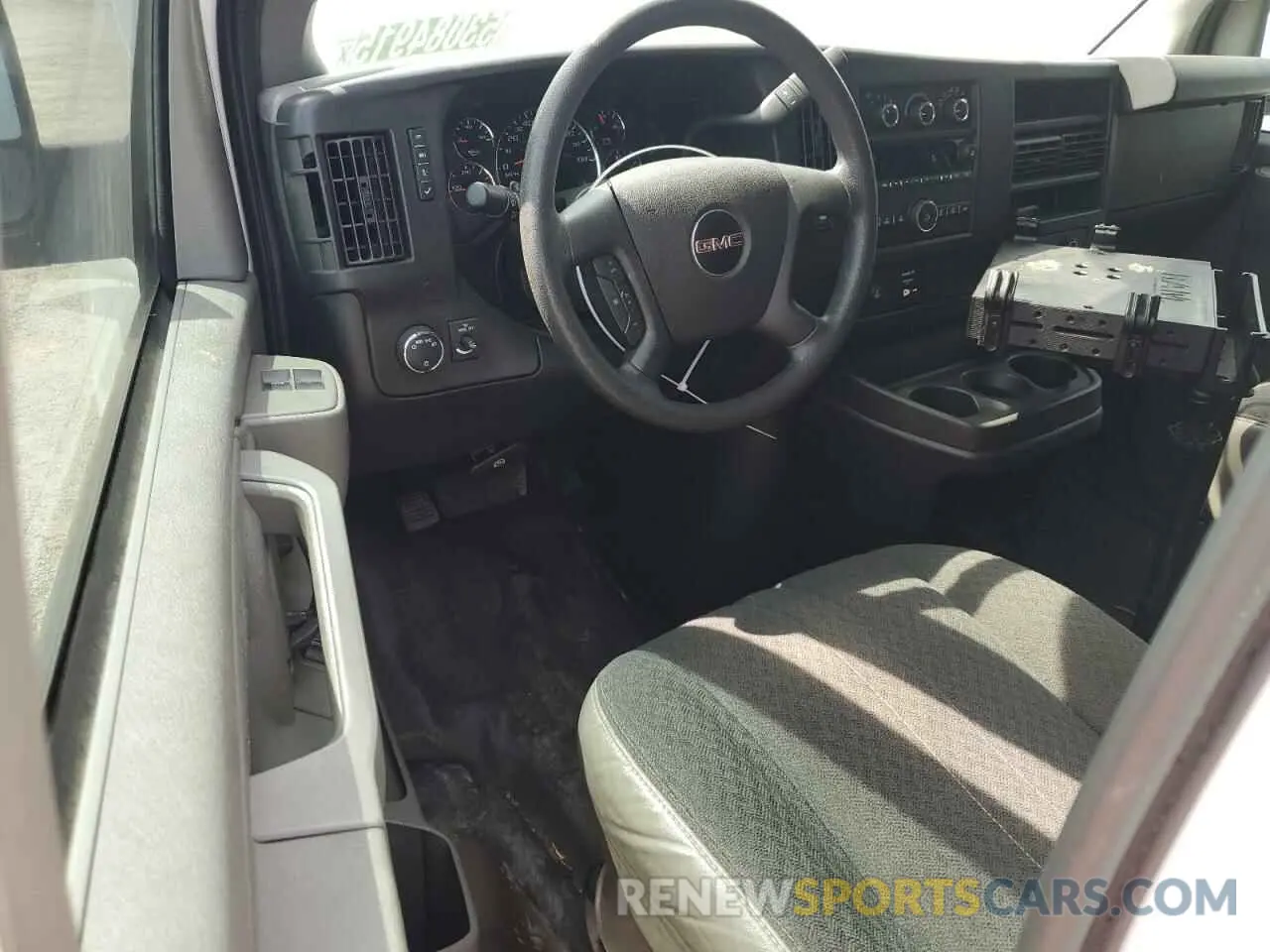 8 Photograph of a damaged car 1GTW7AFG8L1210215 GMC SAVANA 2020