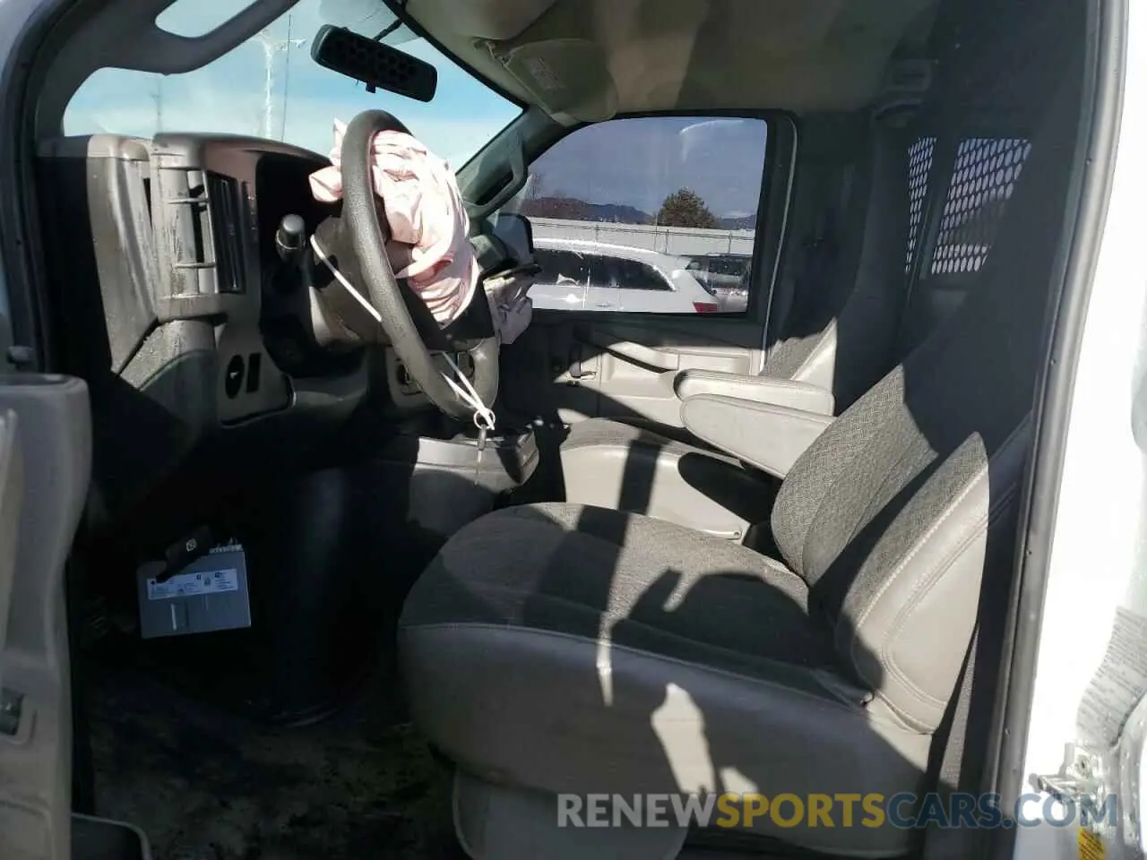 7 Photograph of a damaged car 1GTW7AFGXL1264289 GMC SAVANA 2020
