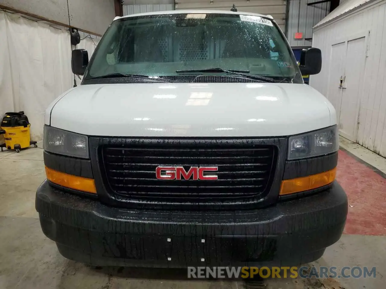 5 Photograph of a damaged car 1GTW7BFP4L1263712 GMC SAVANA 2020