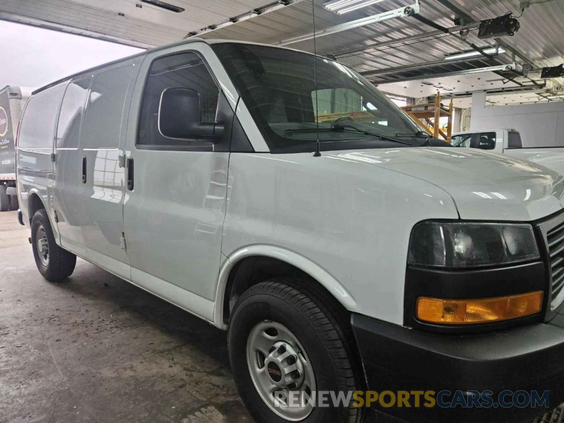 5 Photograph of a damaged car 1GTW7AFP2N1140746 GMC SAVANA 2022