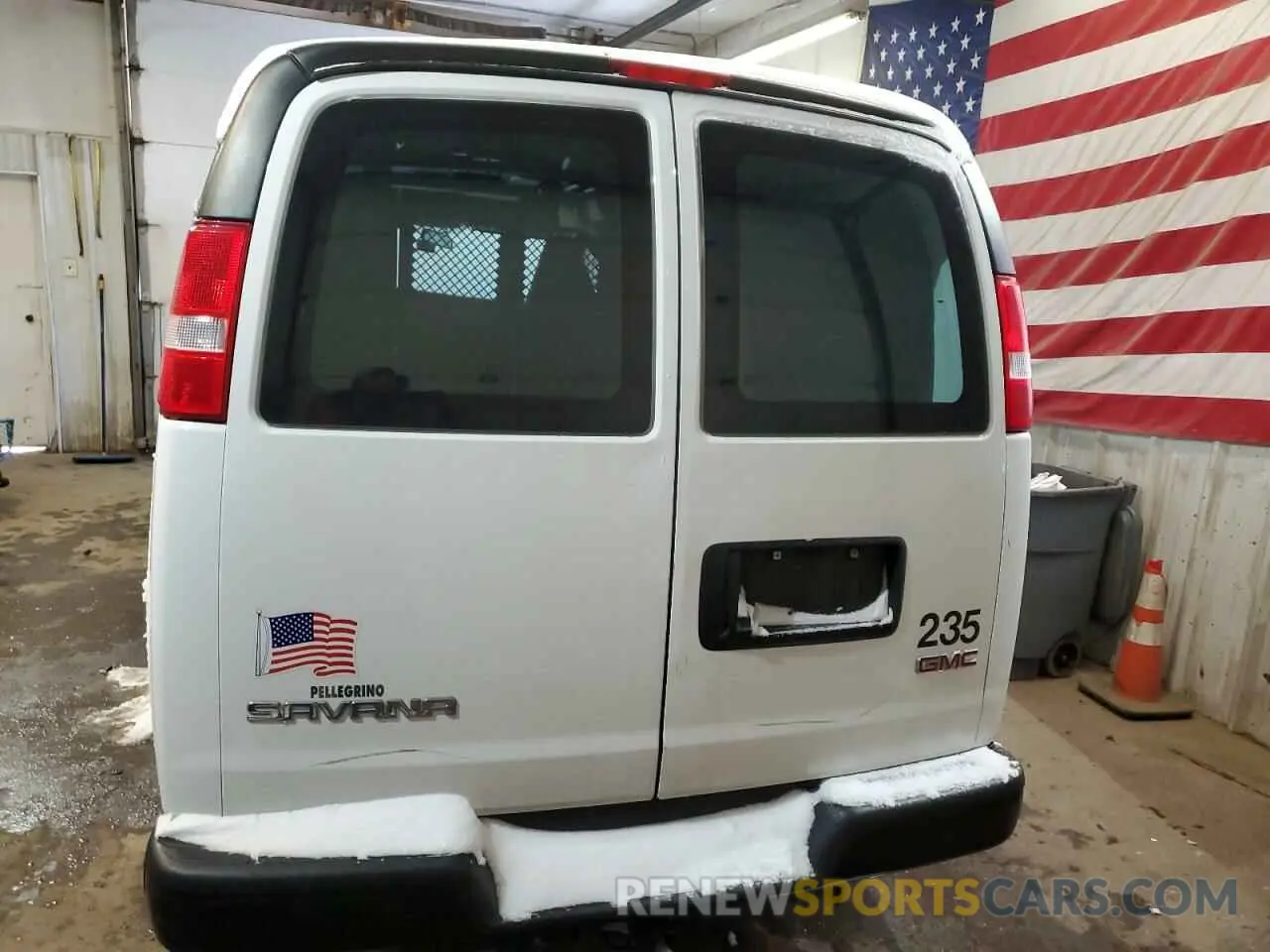 6 Photograph of a damaged car 1GTW7AFP3N1261172 GMC SAVANA 2022
