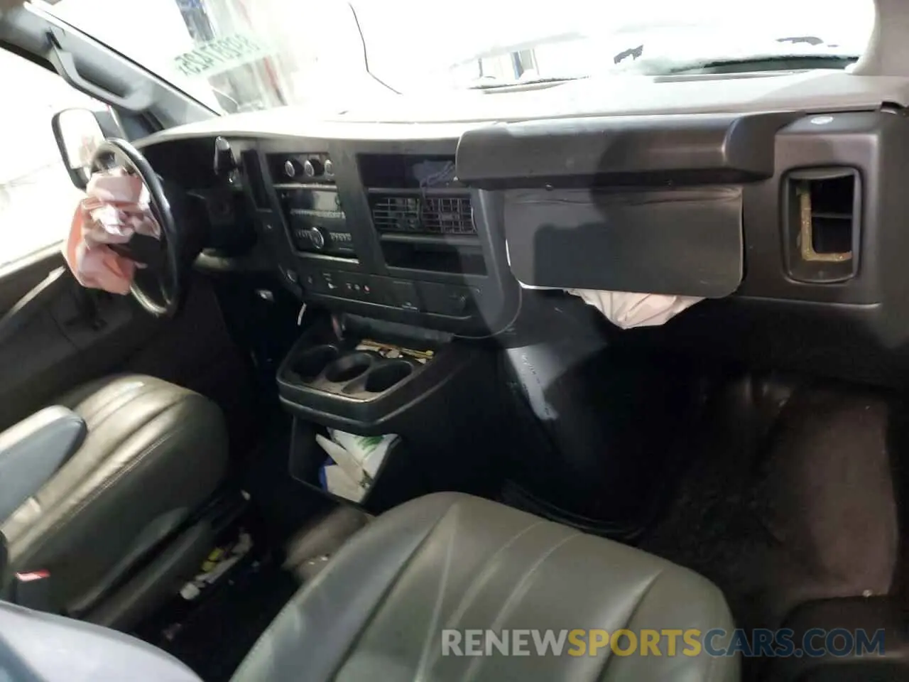 8 Photograph of a damaged car 1GTW7AFP3N1261172 GMC SAVANA 2022
