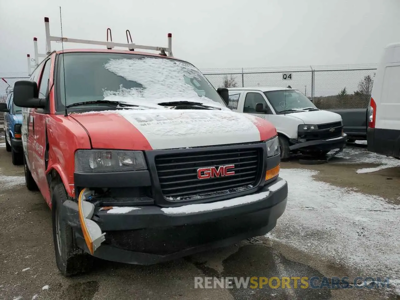 4 Photograph of a damaged car 1GTW7AFP6N1148400 GMC SAVANA 2022