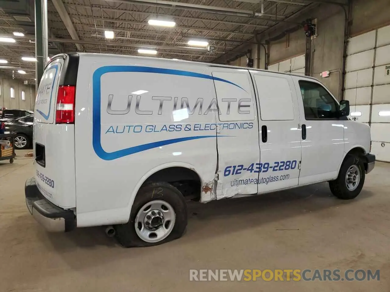 3 Photograph of a damaged car 1GTW7AFPXN1176054 GMC SAVANA 2022