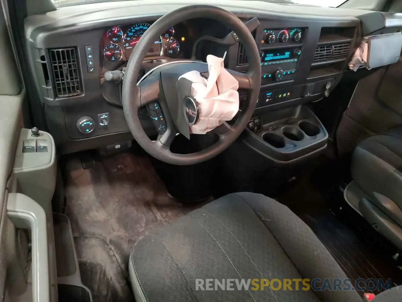 8 Photograph of a damaged car 1GTW7AFPXN1176054 GMC SAVANA 2022