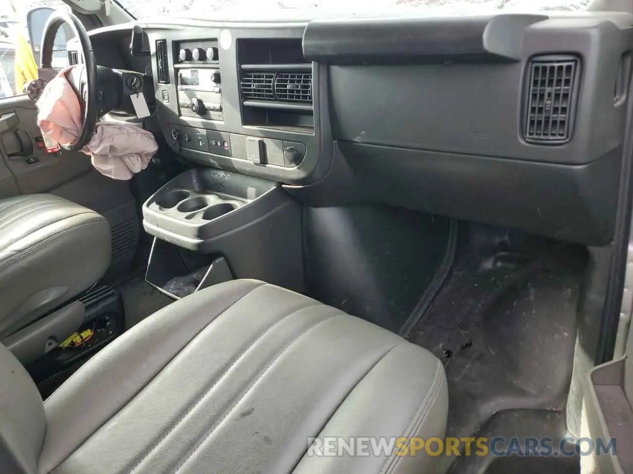 8 Photograph of a damaged car 1GTW7AFP2P1110553 GMC SAVANA 2023