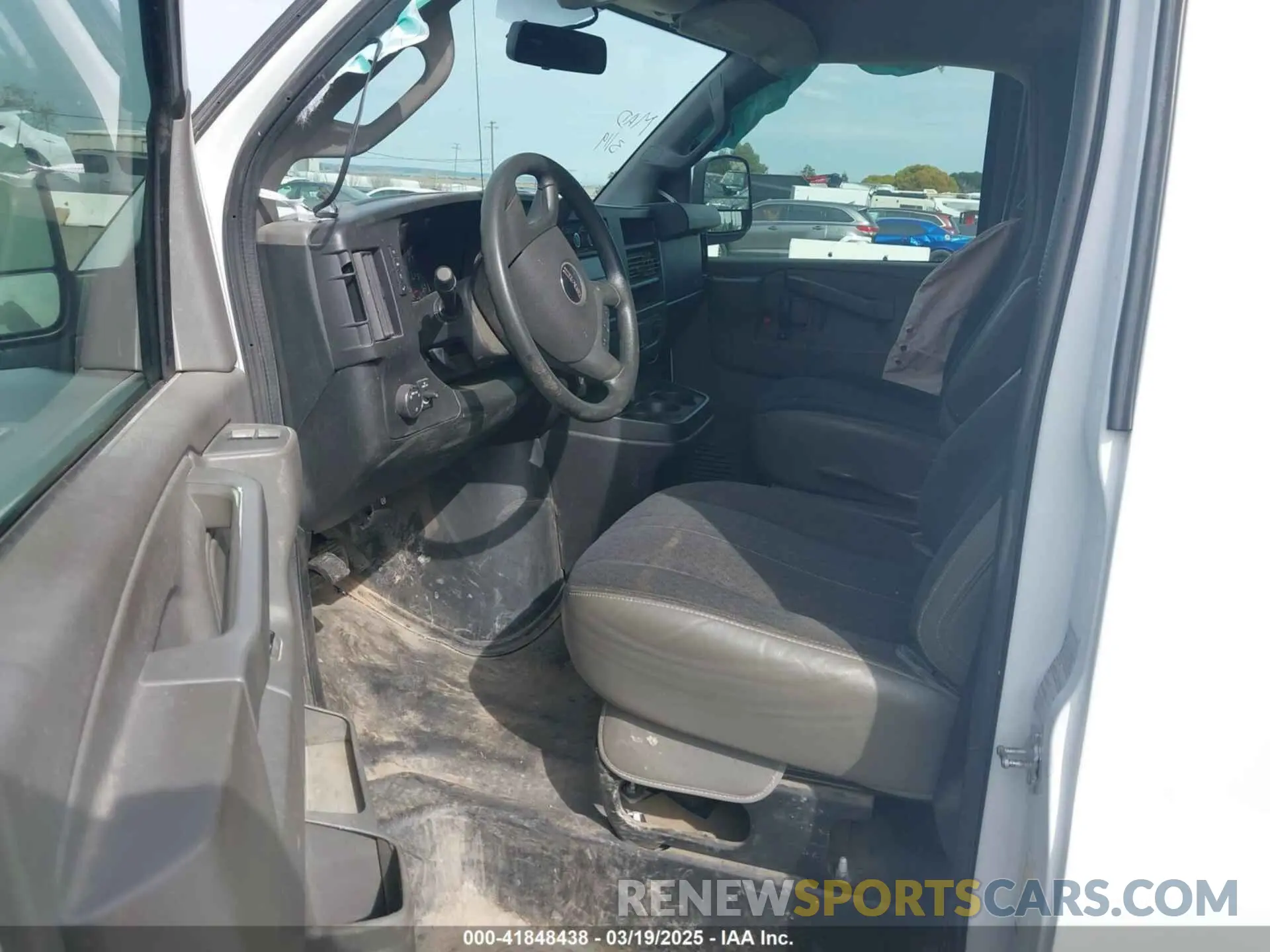 5 Photograph of a damaged car 1GTW7AFG4K1269843 GMC SAVANA 2500 2019