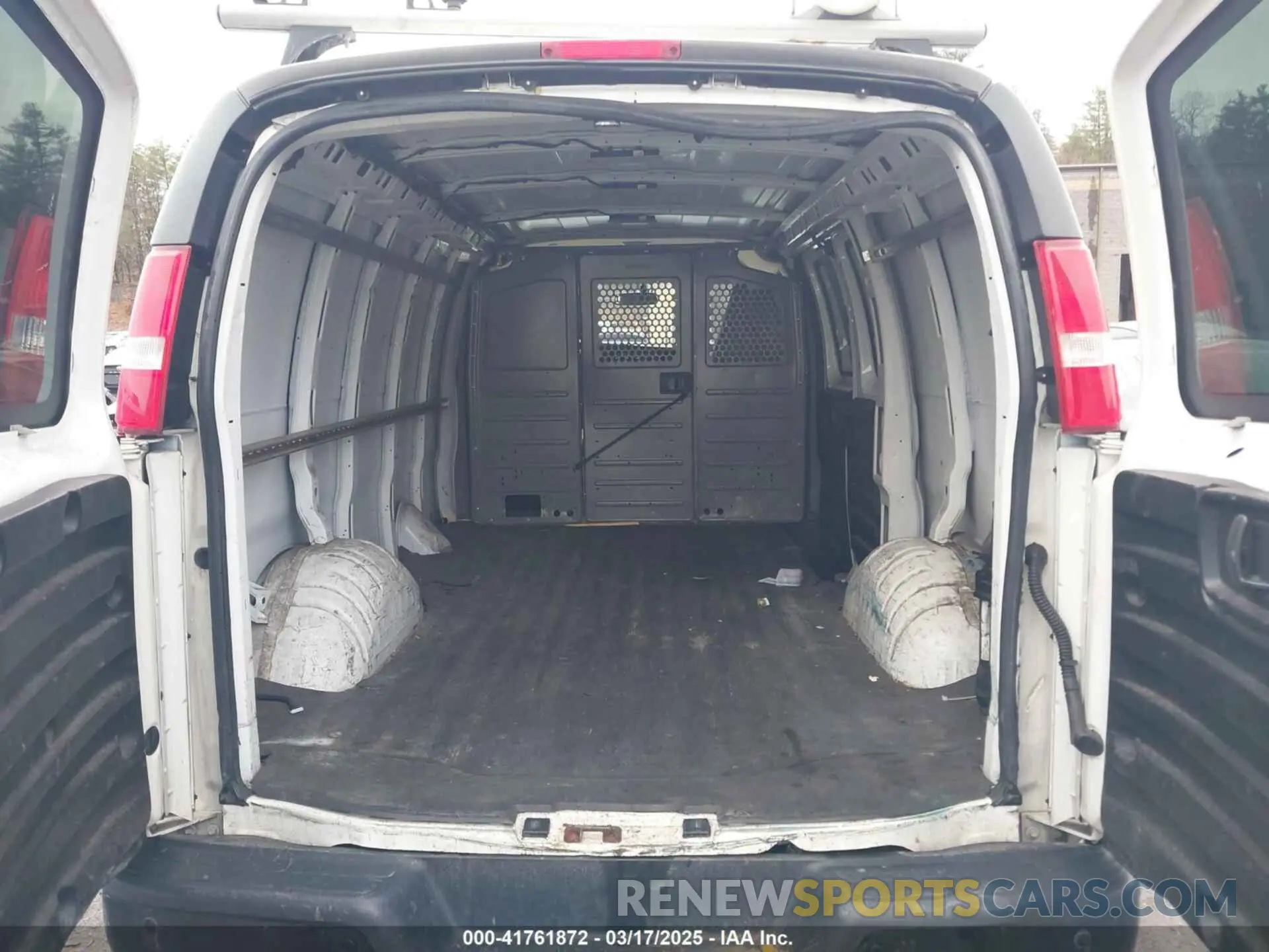 8 Photograph of a damaged car 1GTW7AFG9K1154896 GMC SAVANA 2500 2019