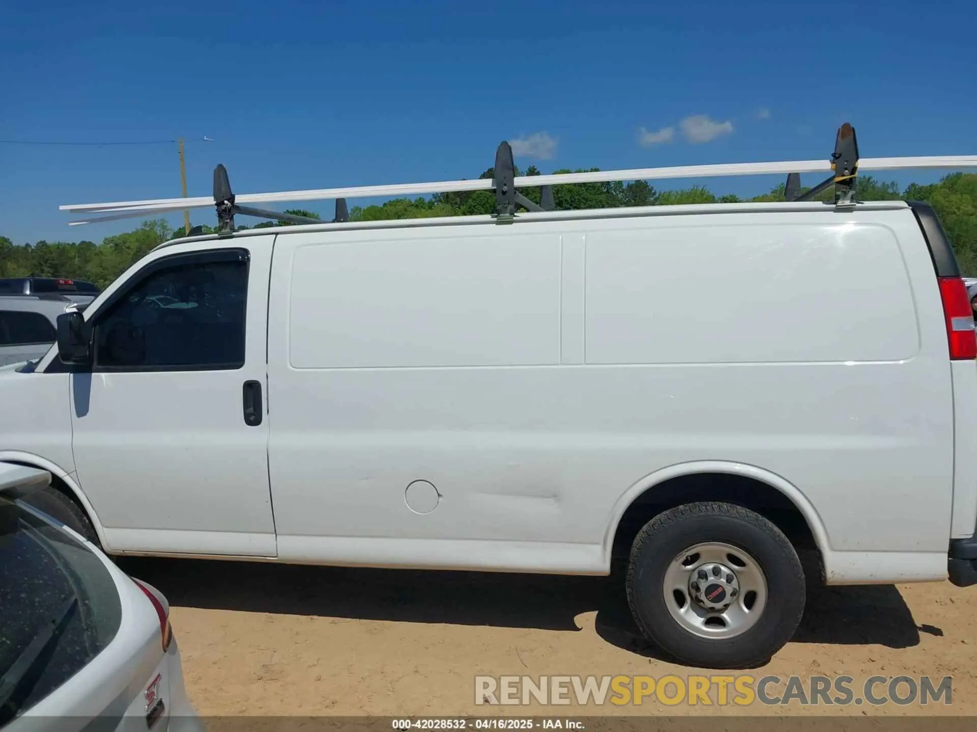 14 Photograph of a damaged car 1GTW7AFP6K1250968 GMC SAVANA 2500 2019