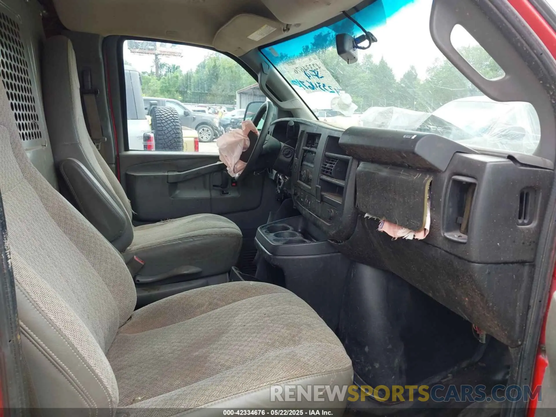 5 Photograph of a damaged car 1GTZ7HFGXK1241132 GMC SAVANA 3500 2019