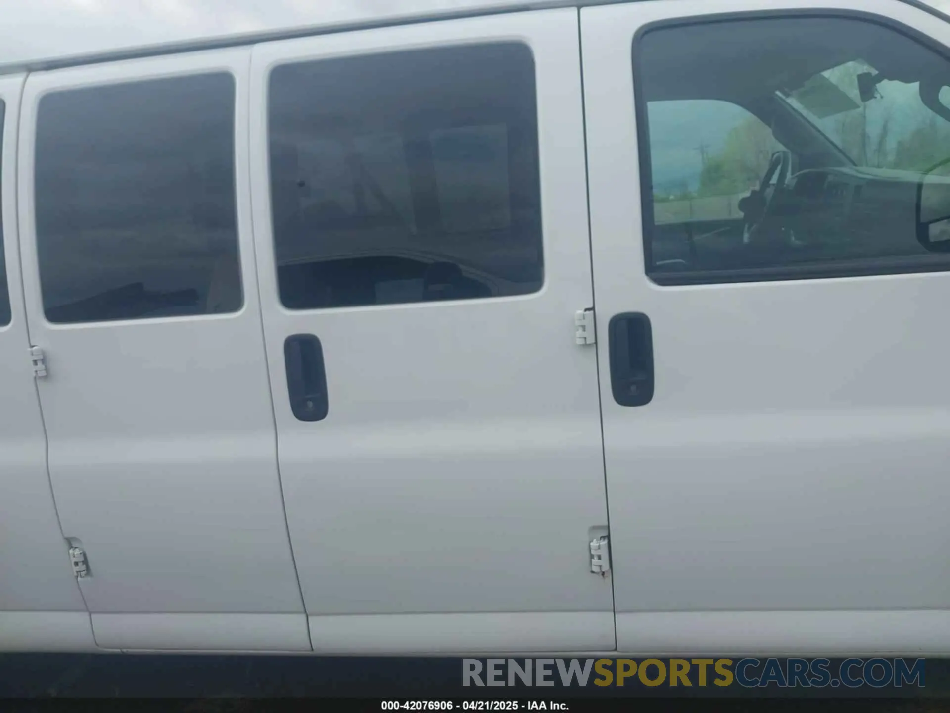 13 Photograph of a damaged car 1GJZ7PFGXL1158191 GMC SAVANA CARGO 2020