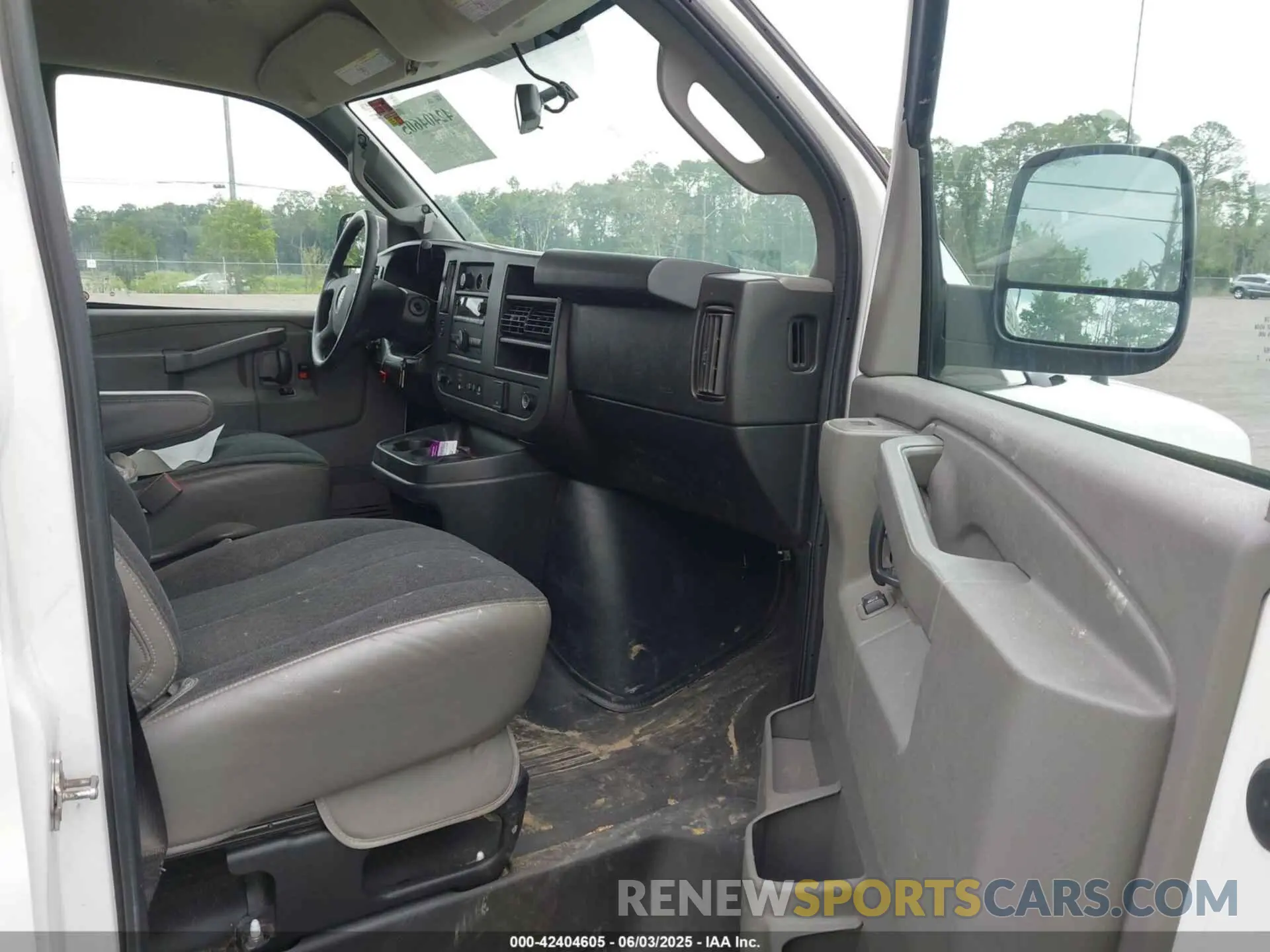 5 Photograph of a damaged car 1GTW7AFG7L1244663 GMC SAVANA CARGO 2020