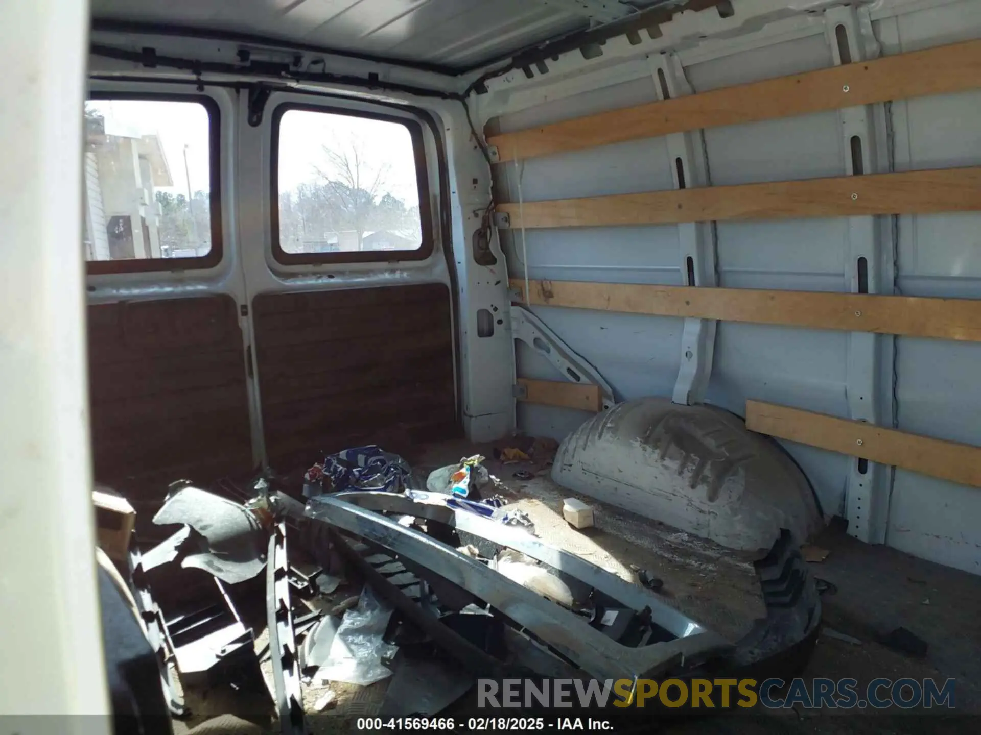 8 Photograph of a damaged car 1GTW7AFG8L1198129 GMC SAVANA CARGO 2020