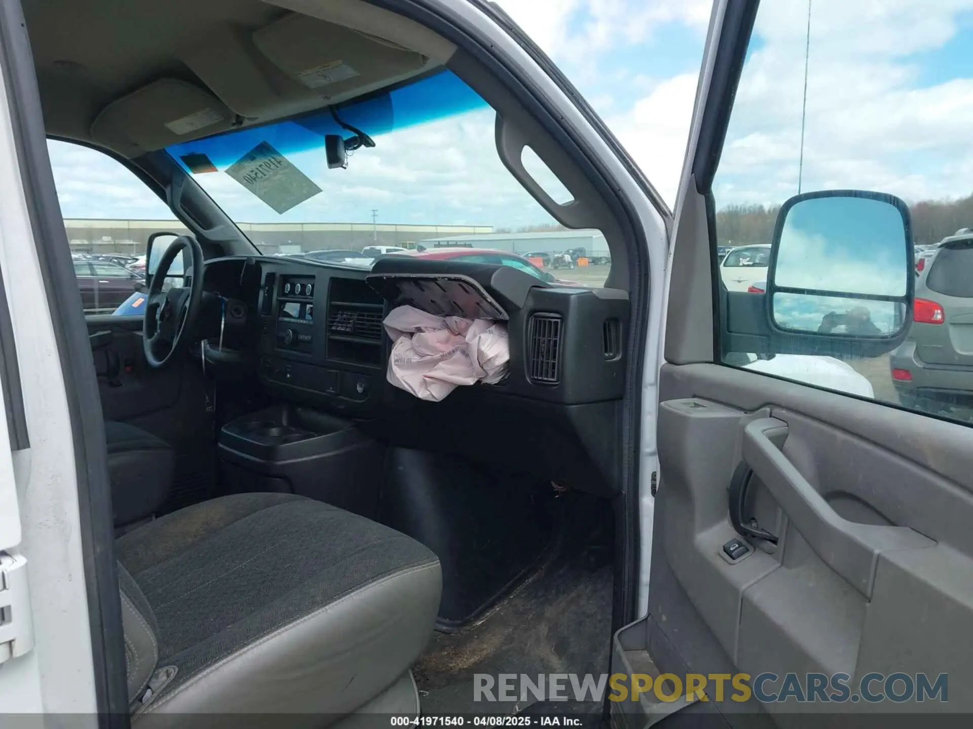 5 Photograph of a damaged car 1GTW7AF72M1255233 GMC SAVANA CARGO 2021