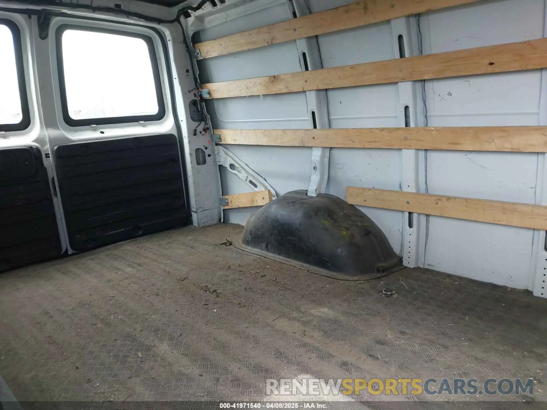8 Photograph of a damaged car 1GTW7AF72M1255233 GMC SAVANA CARGO 2021