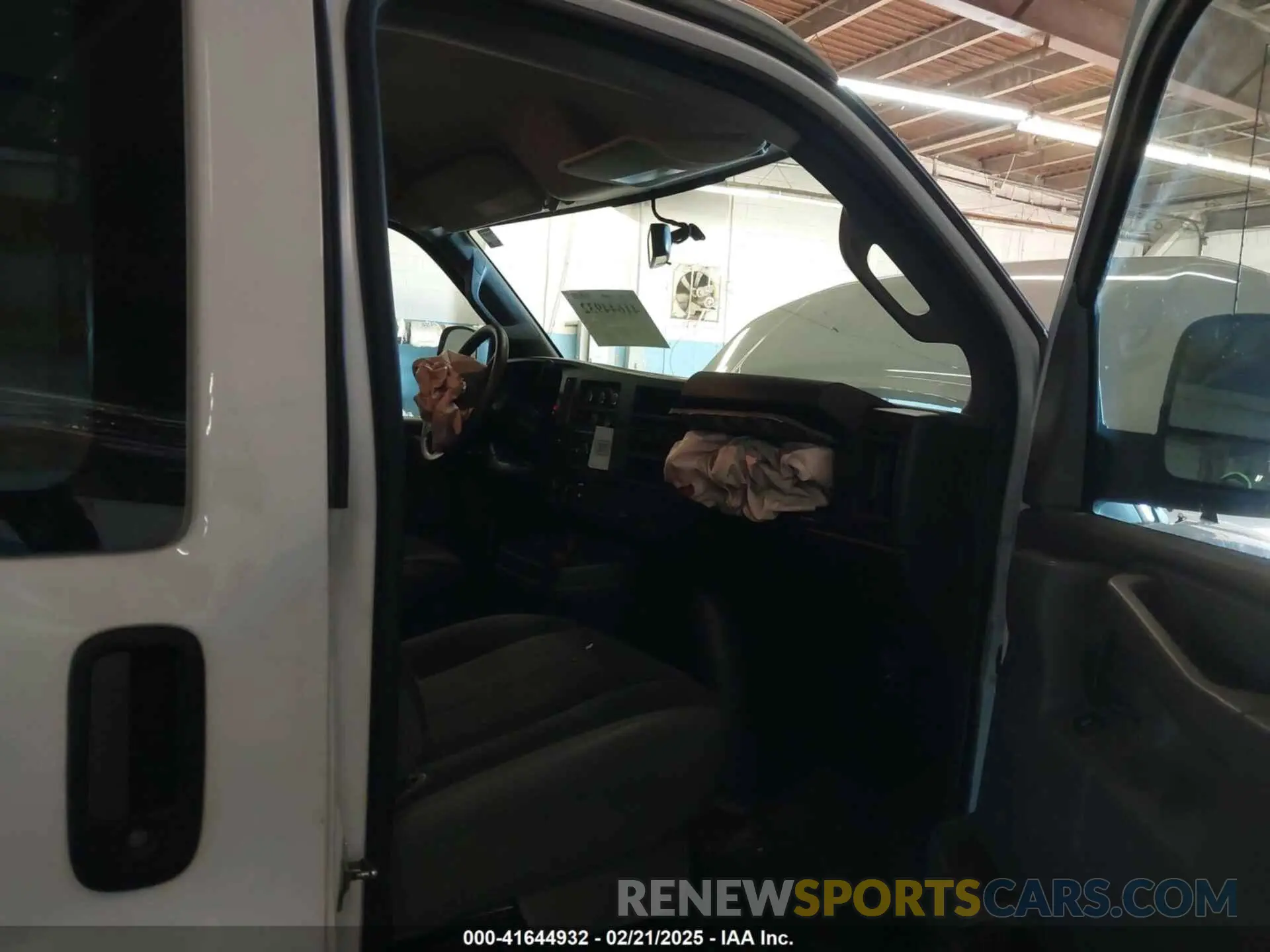 5 Photograph of a damaged car 1GTW7AFP2M1189251 GMC SAVANA CARGO 2021