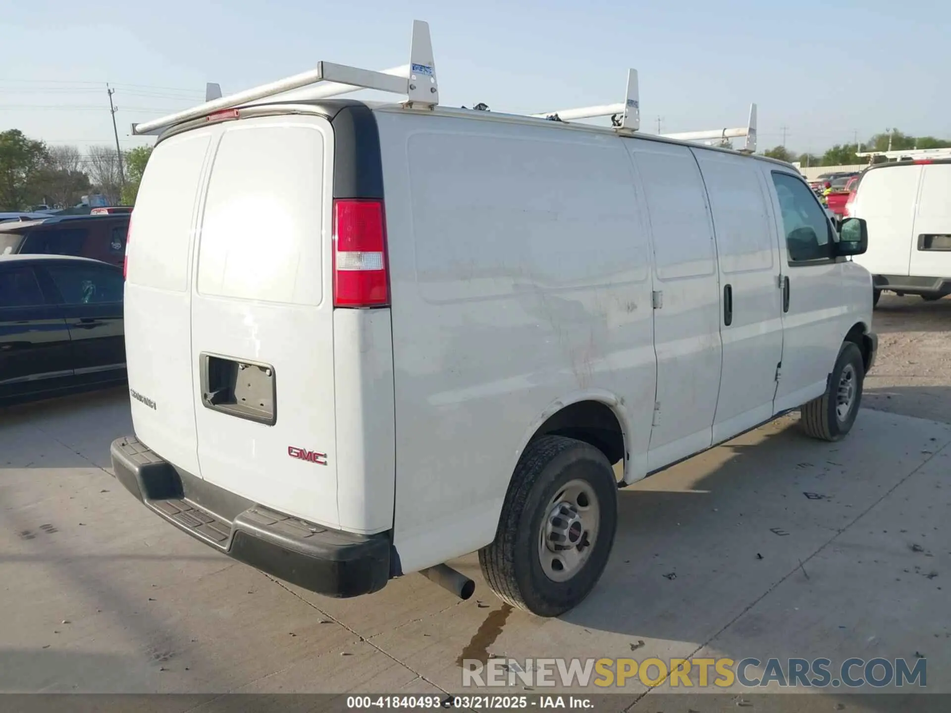 4 Photograph of a damaged car 1GTW7AFPXN1139117 GMC SAVANA CARGO 2022