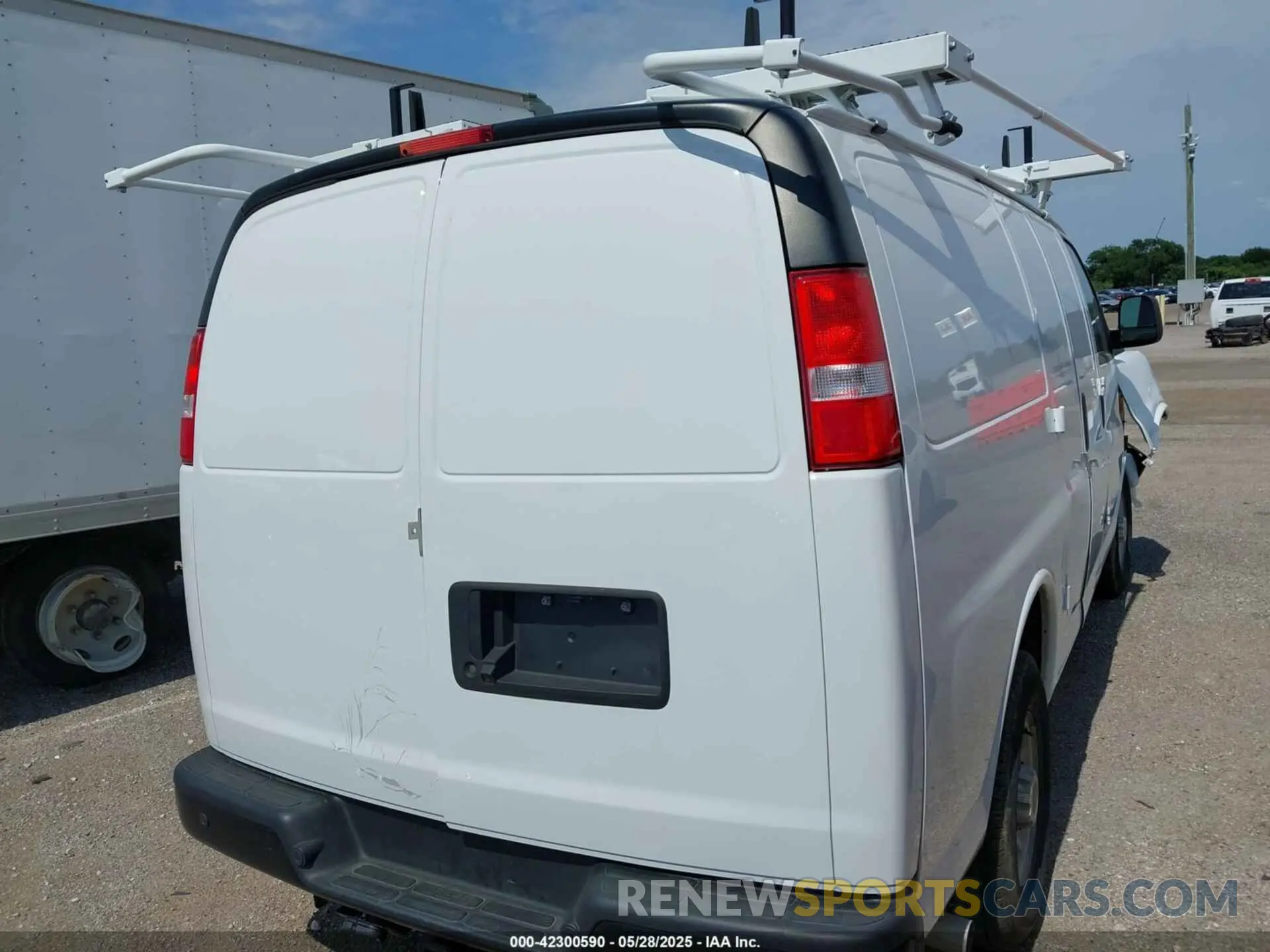 4 Photograph of a damaged car 1GTW7AFP9P1152928 GMC SAVANA CARGO 2023