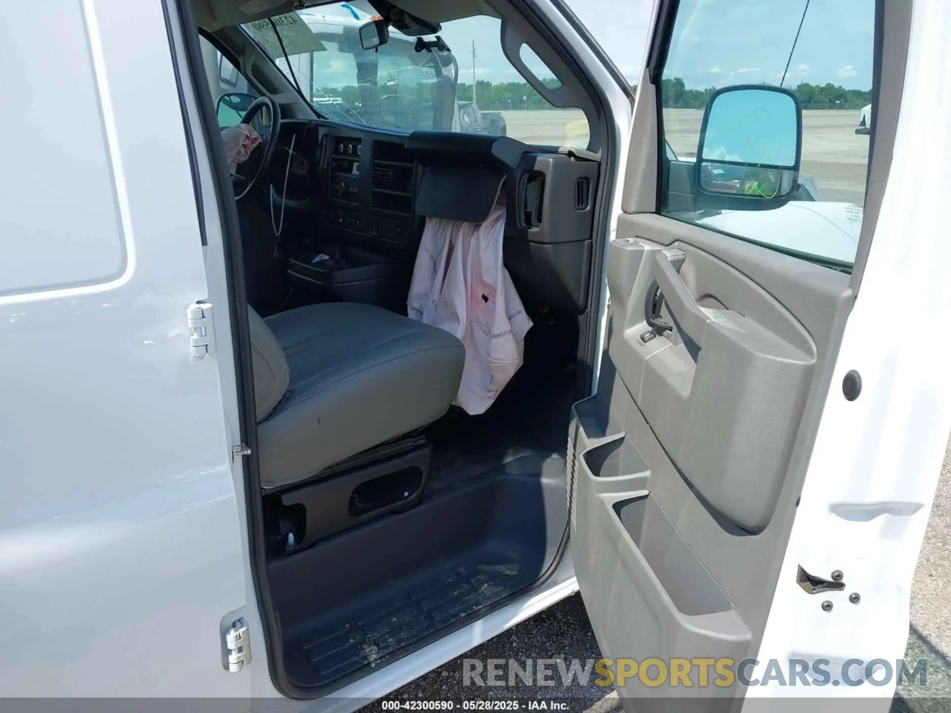5 Photograph of a damaged car 1GTW7AFP9P1152928 GMC SAVANA CARGO 2023