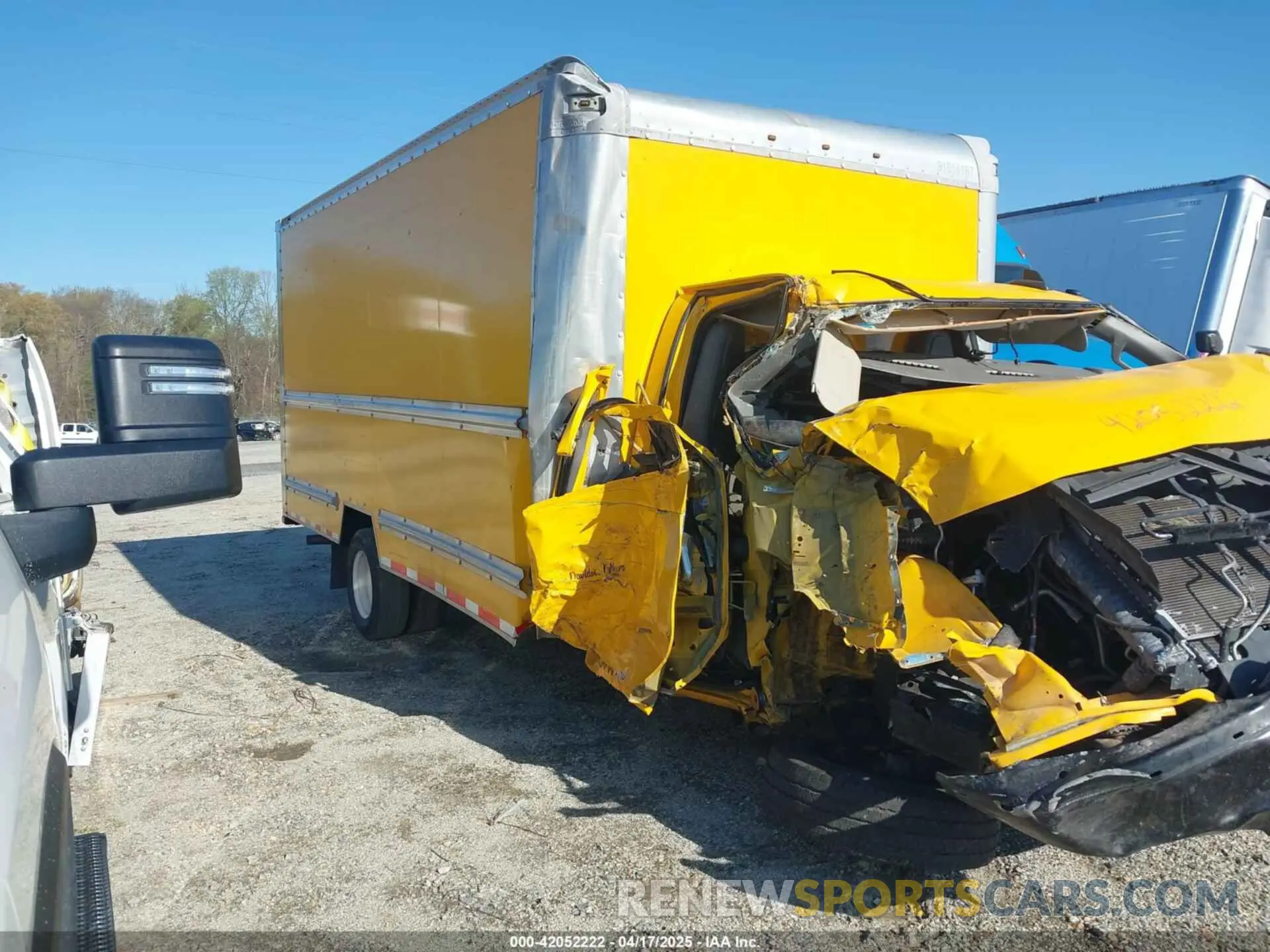14 Photograph of a damaged car 7GZ37TCG2KN009391 GMC SAVANA CUTAWAY 2019
