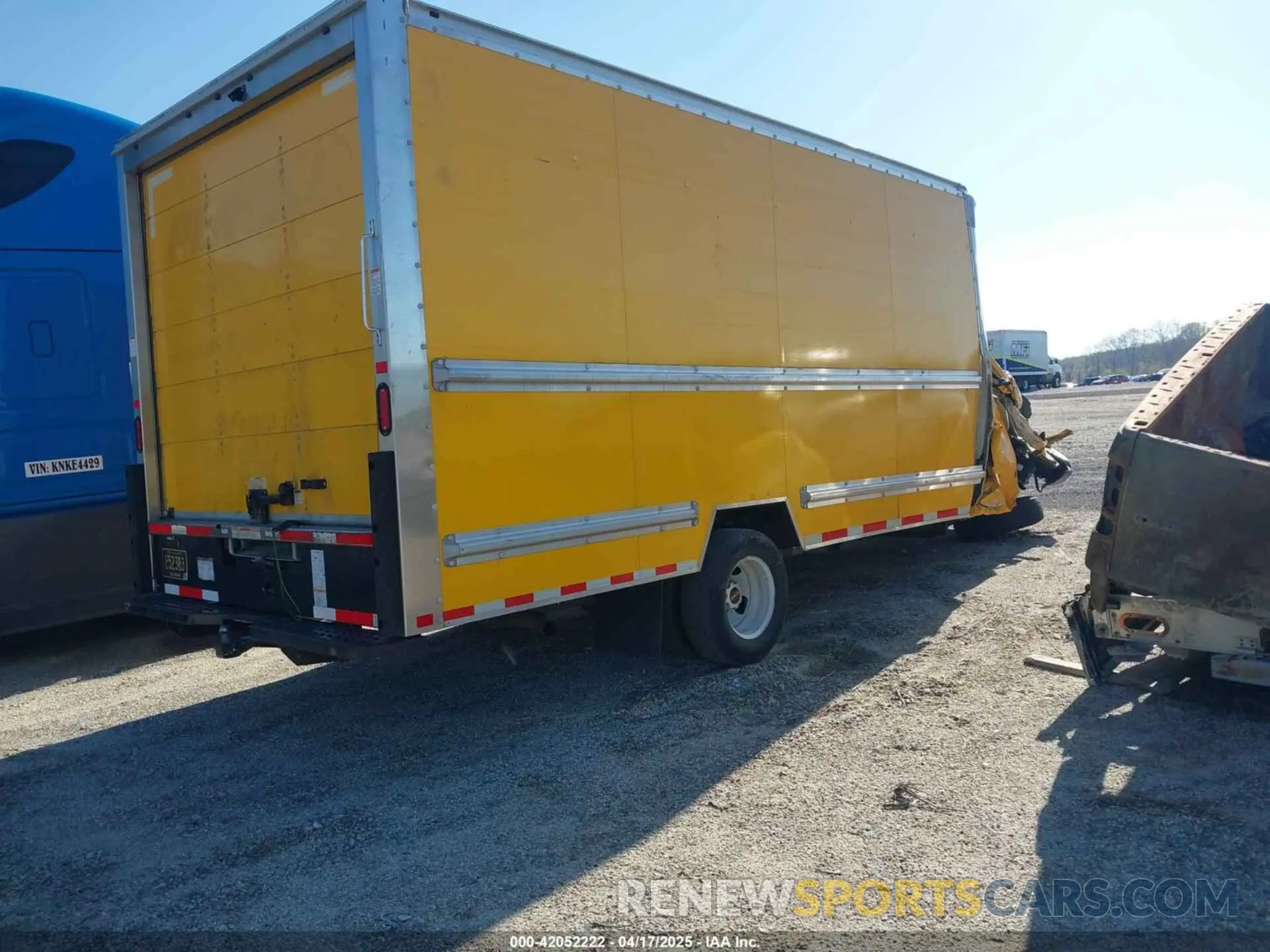 4 Photograph of a damaged car 7GZ37TCG2KN009391 GMC SAVANA CUTAWAY 2019