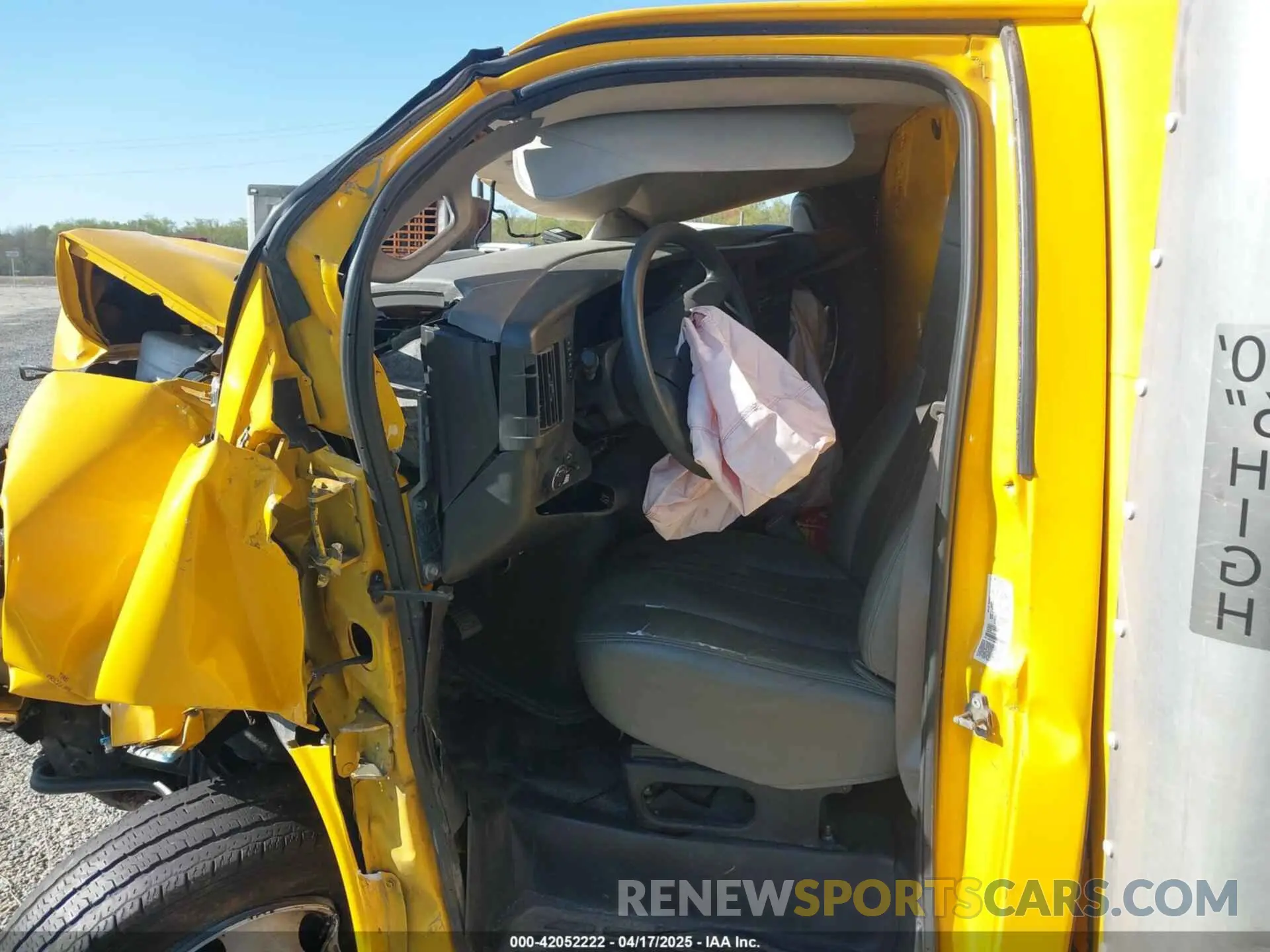 7 Photograph of a damaged car 7GZ37TCG2KN009391 GMC SAVANA CUTAWAY 2019