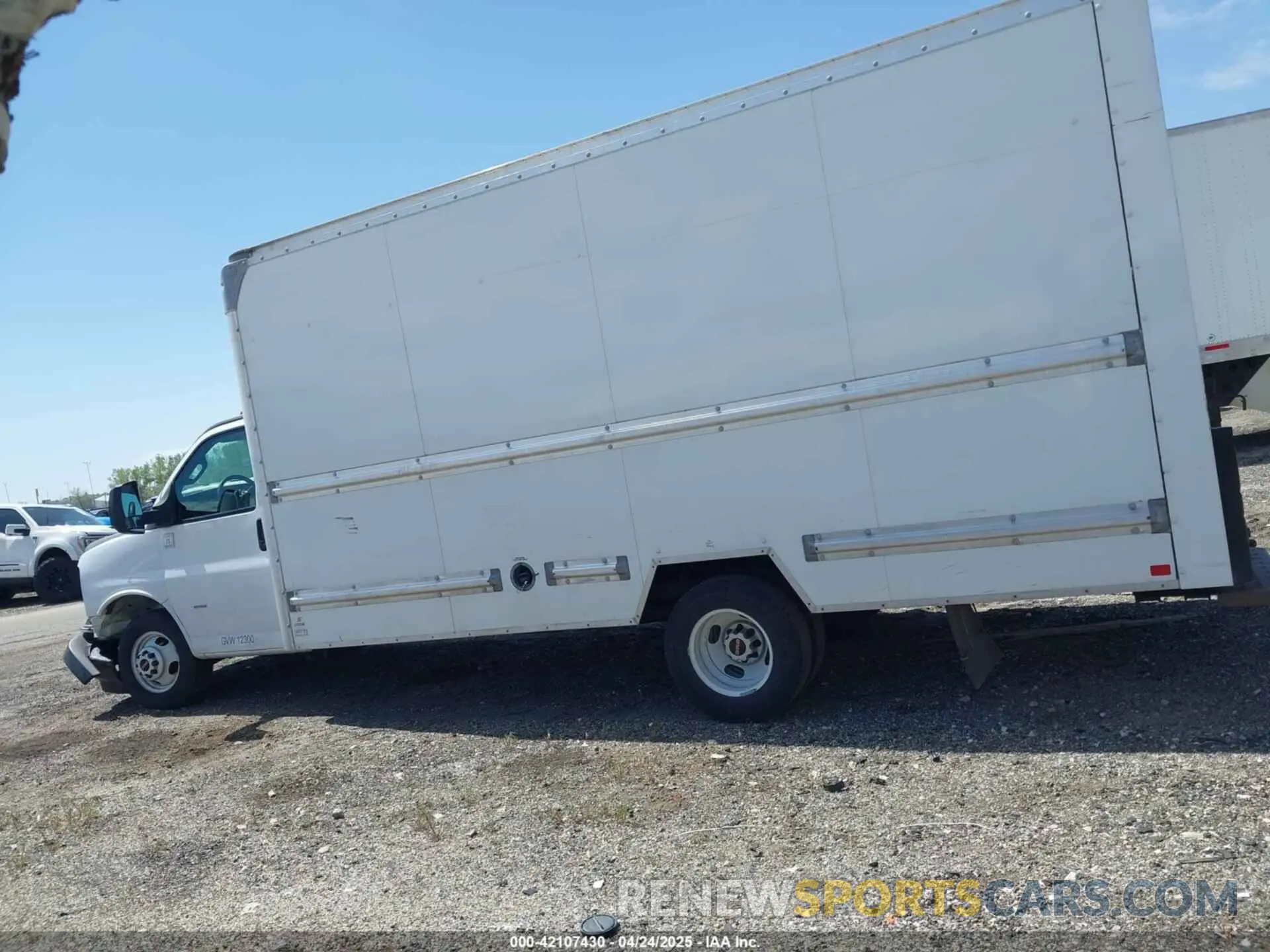 14 Photograph of a damaged car 7GZ37TCGXKN005699 GMC SAVANA CUTAWAY 2019