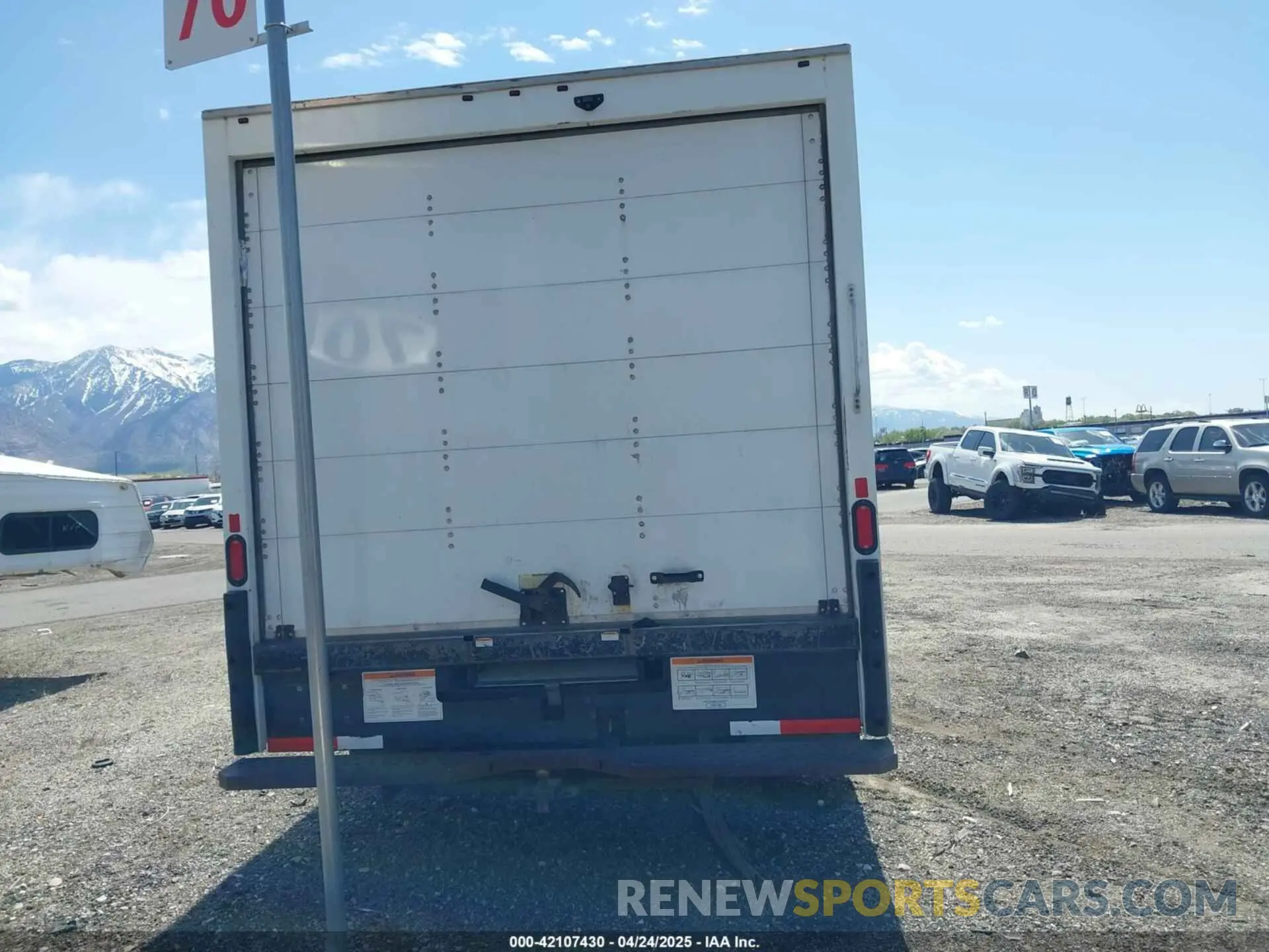 16 Photograph of a damaged car 7GZ37TCGXKN005699 GMC SAVANA CUTAWAY 2019