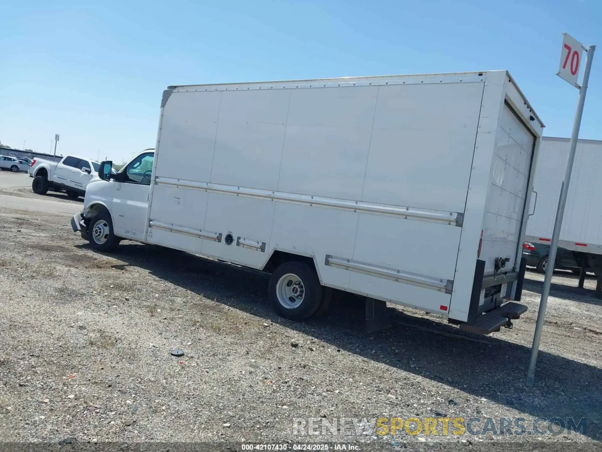 3 Photograph of a damaged car 7GZ37TCGXKN005699 GMC SAVANA CUTAWAY 2019