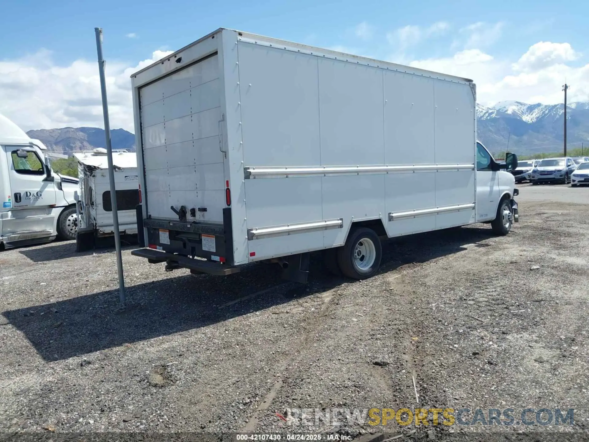 4 Photograph of a damaged car 7GZ37TCGXKN005699 GMC SAVANA CUTAWAY 2019