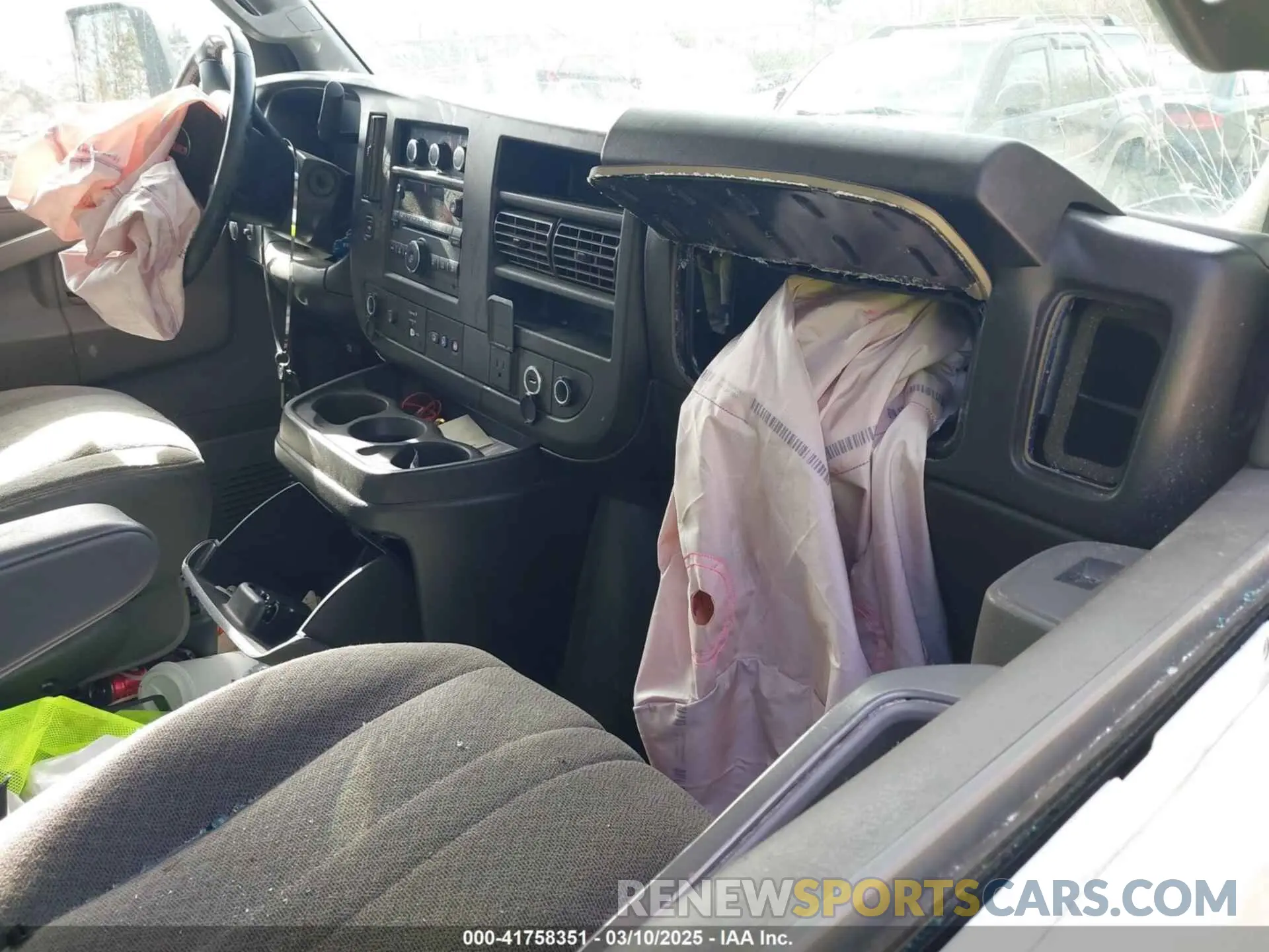 6 Photograph of a damaged car 1GD07RFG1L1266707 GMC SAVANA CUTAWAY 2020