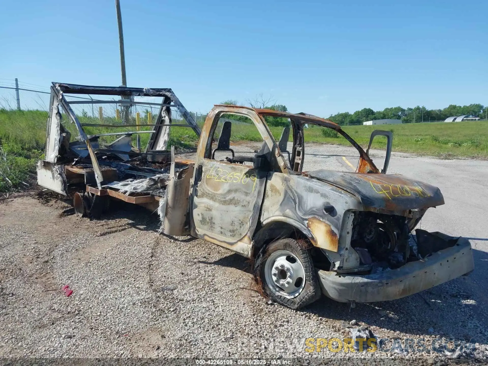 1 Photograph of a damaged car 7GZ37TC78MN000097 GMC SAVANA CUTAWAY 2021