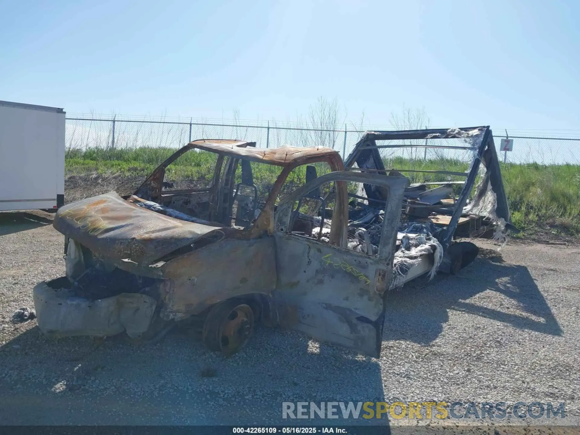 2 Photograph of a damaged car 7GZ37TC78MN000097 GMC SAVANA CUTAWAY 2021