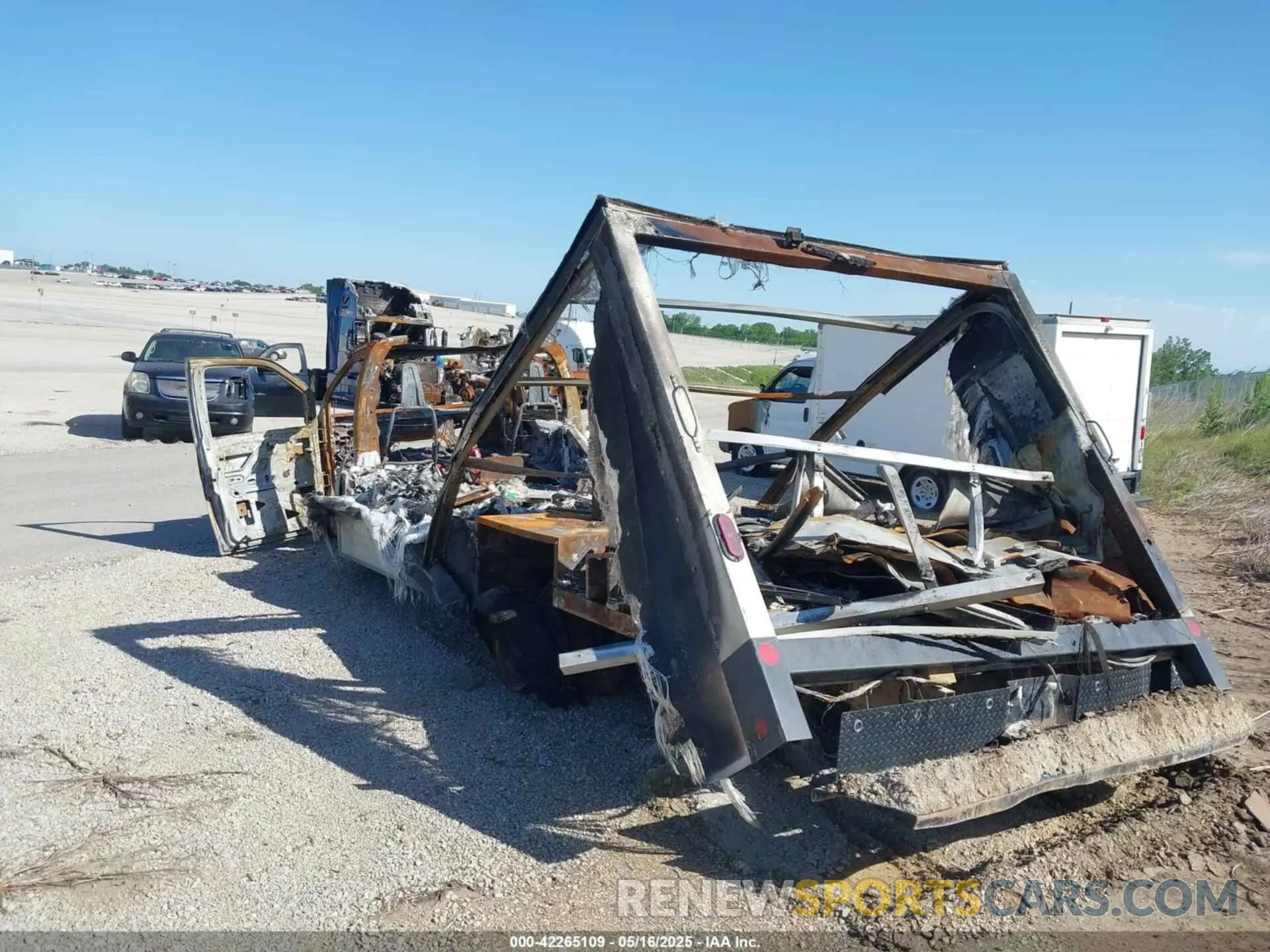 3 Photograph of a damaged car 7GZ37TC78MN000097 GMC SAVANA CUTAWAY 2021