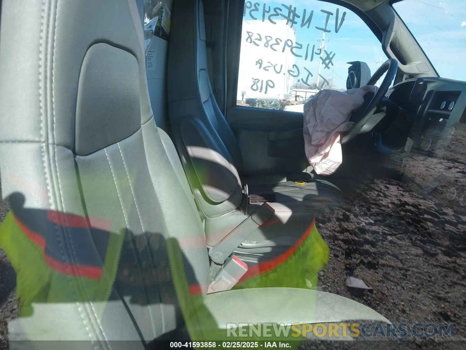 6 Photograph of a damaged car 7GZ37TC79MN013439 GMC SAVANA CUTAWAY 2021