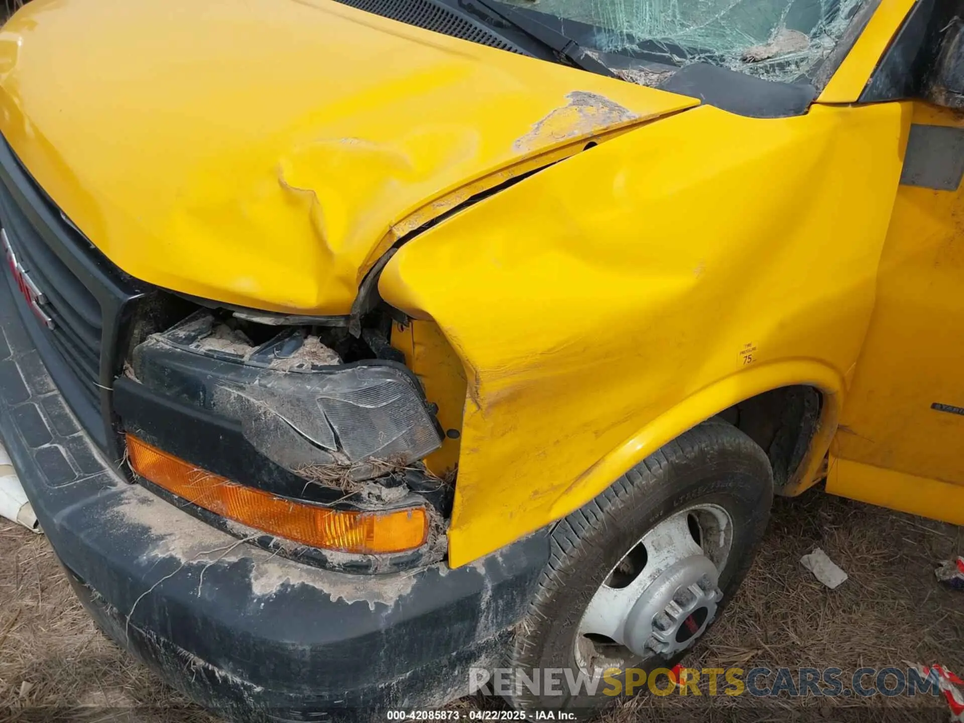 11 Photograph of a damaged car 7GZ37TC75NN006585 GMC SAVANA CUTAWAY 2022
