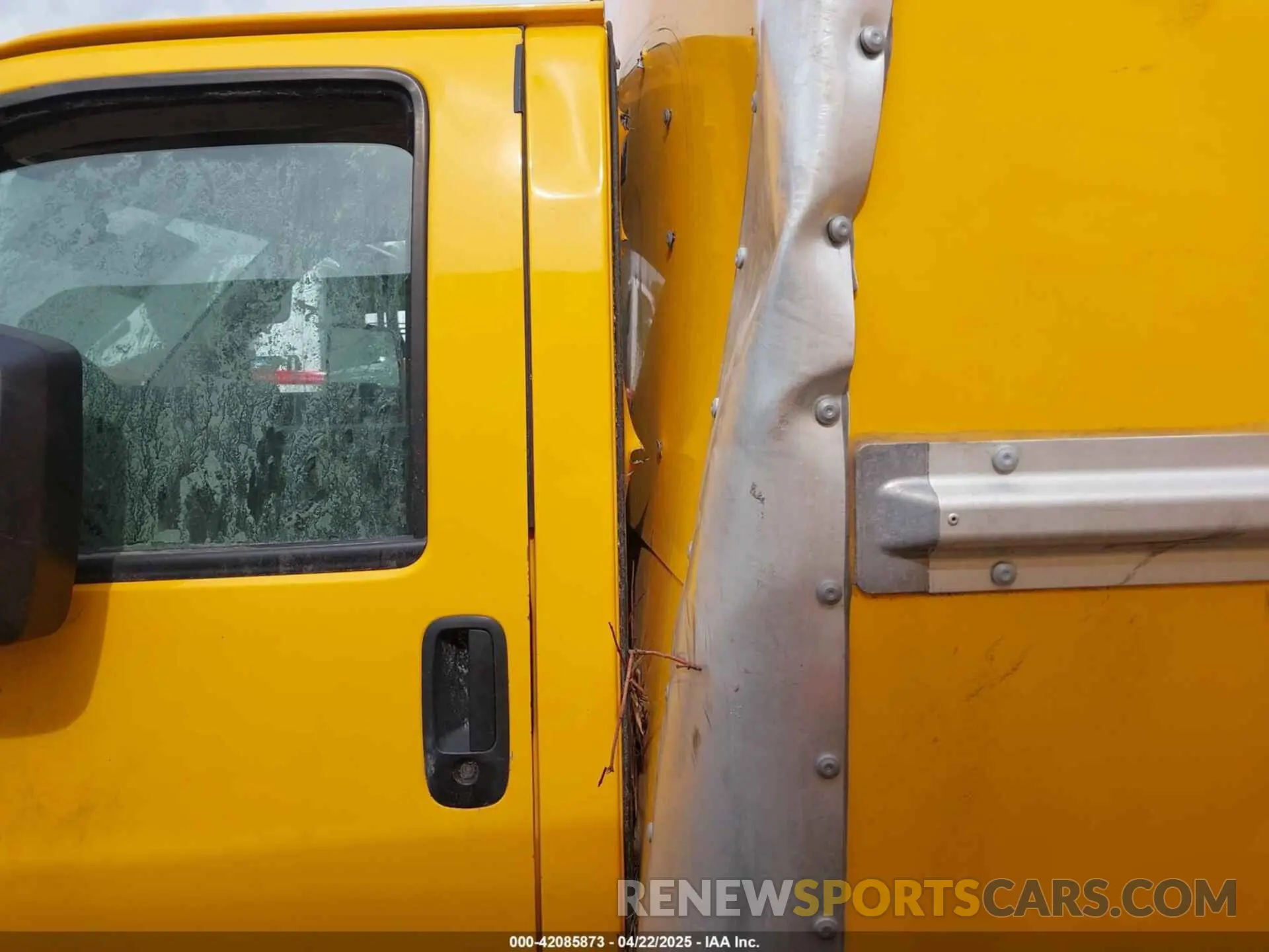 14 Photograph of a damaged car 7GZ37TC75NN006585 GMC SAVANA CUTAWAY 2022