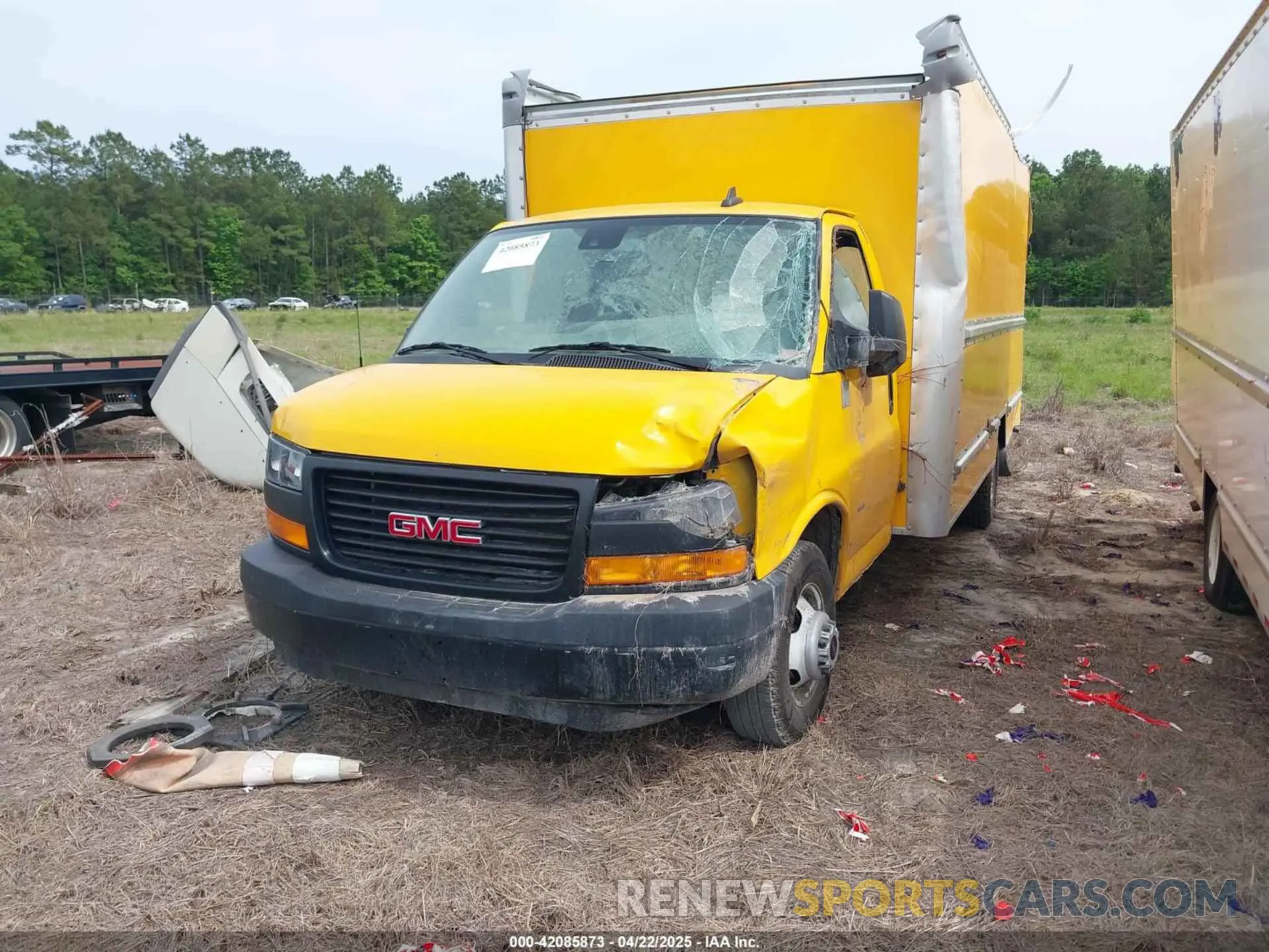 2 Photograph of a damaged car 7GZ37TC75NN006585 GMC SAVANA CUTAWAY 2022
