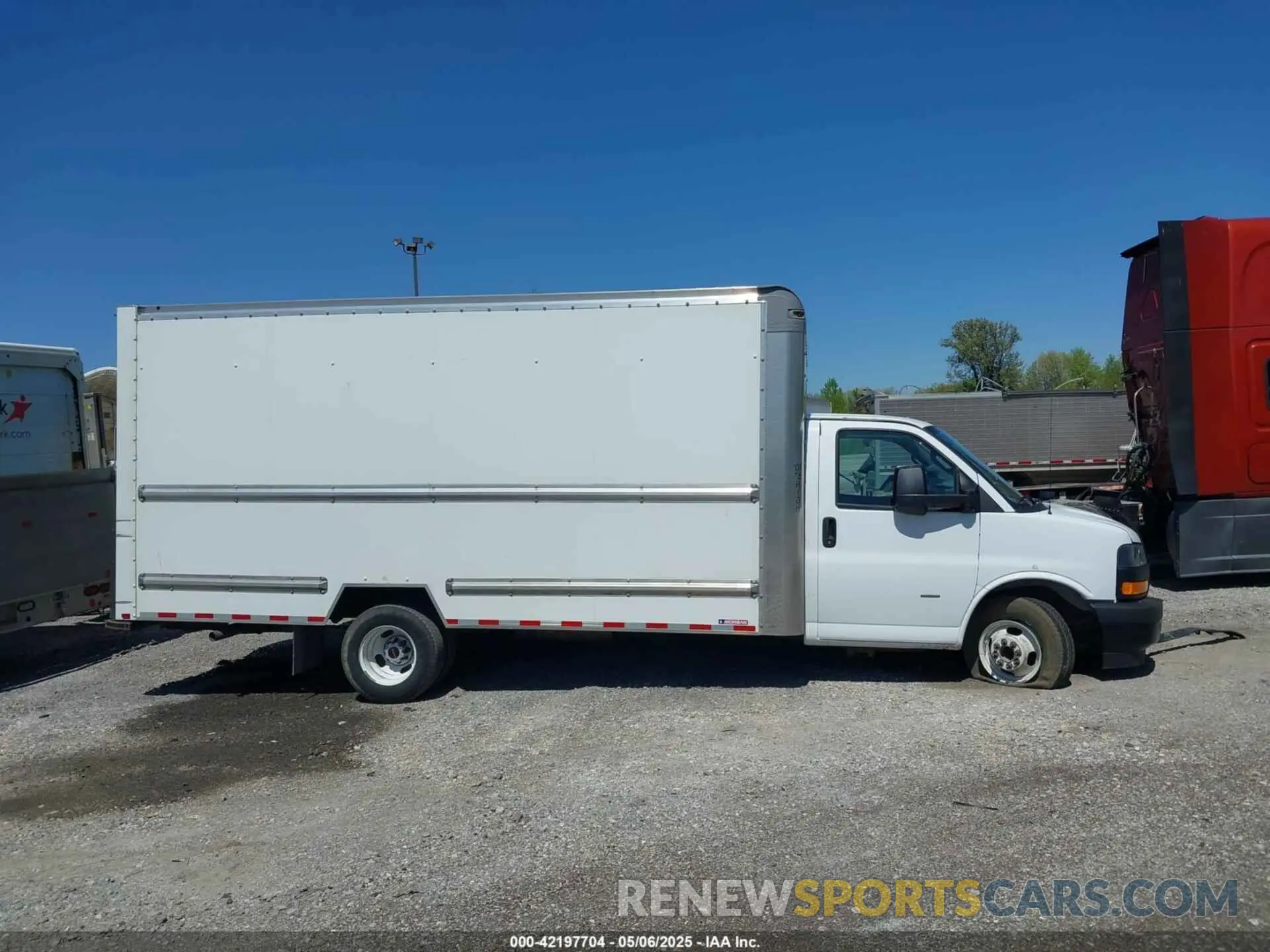 14 Photograph of a damaged car 7GZ37TC71PN004366 GMC SAVANA CUTAWAY 2023