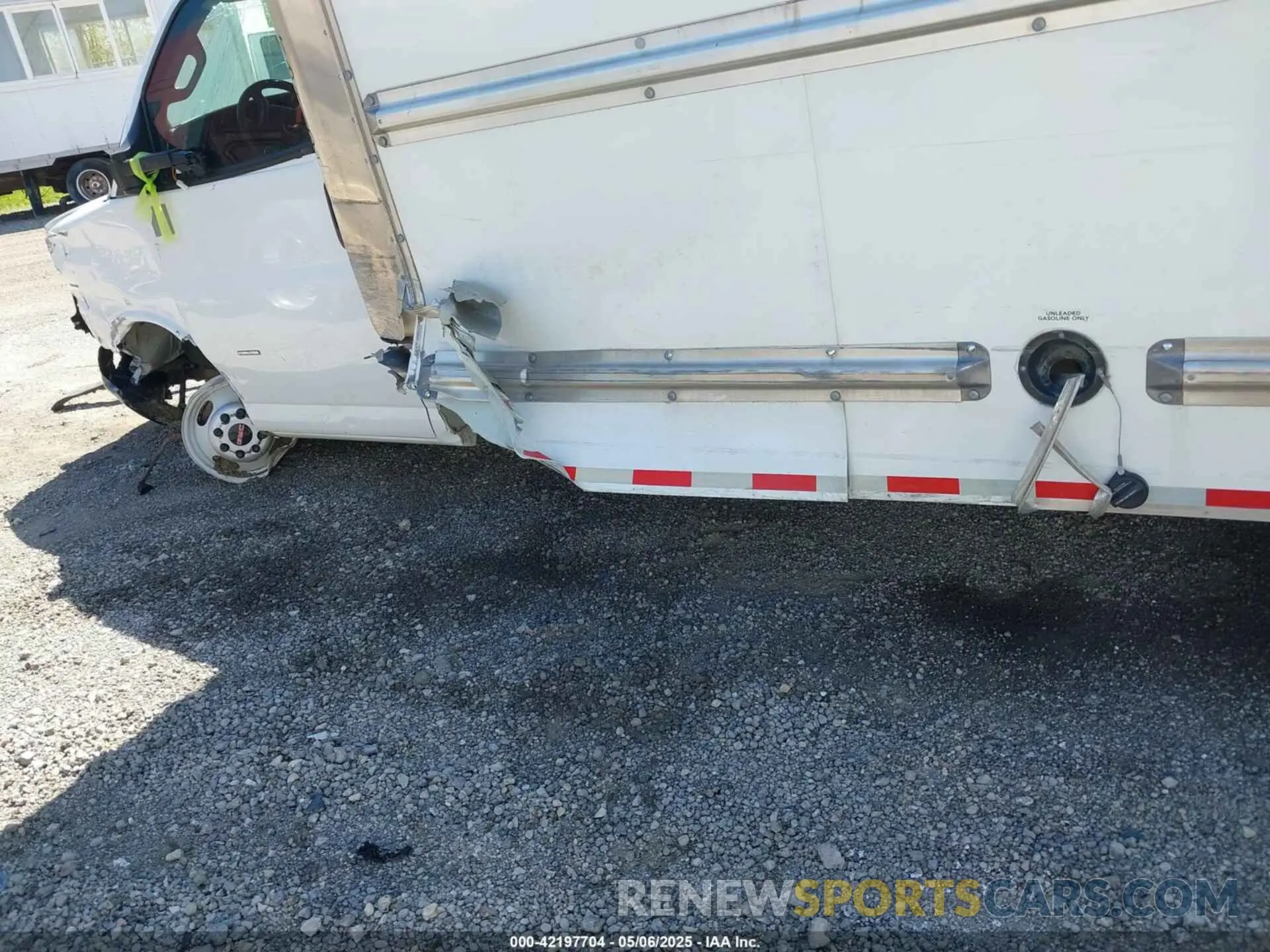 19 Photograph of a damaged car 7GZ37TC71PN004366 GMC SAVANA CUTAWAY 2023