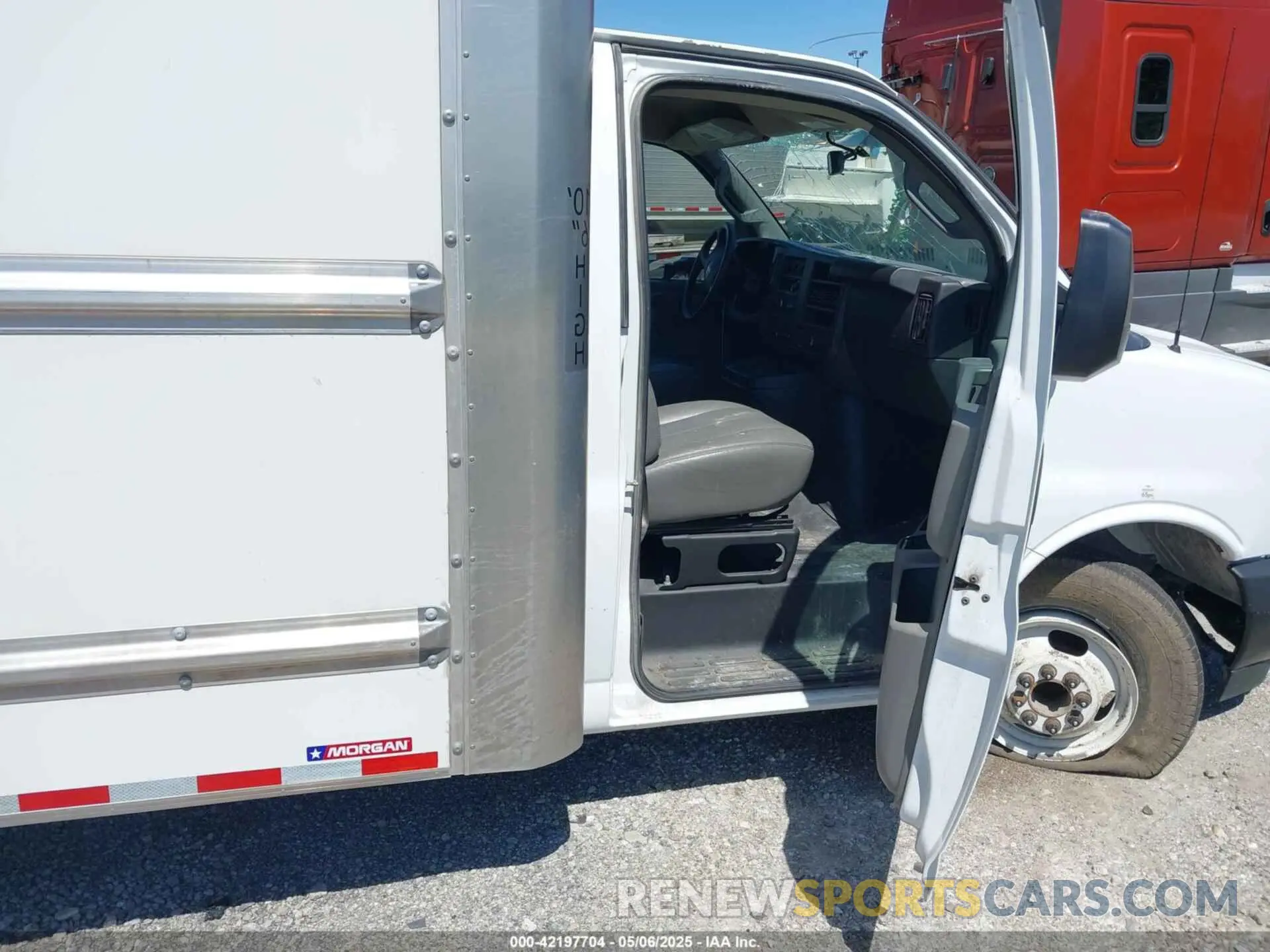 5 Photograph of a damaged car 7GZ37TC71PN004366 GMC SAVANA CUTAWAY 2023