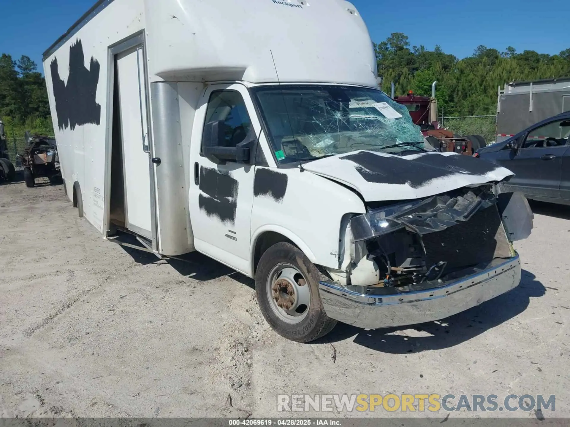 1 Photograph of a damaged car 7GZ67VC74MN001689 GMC SAVANA CUTAWAY 4500 2021
