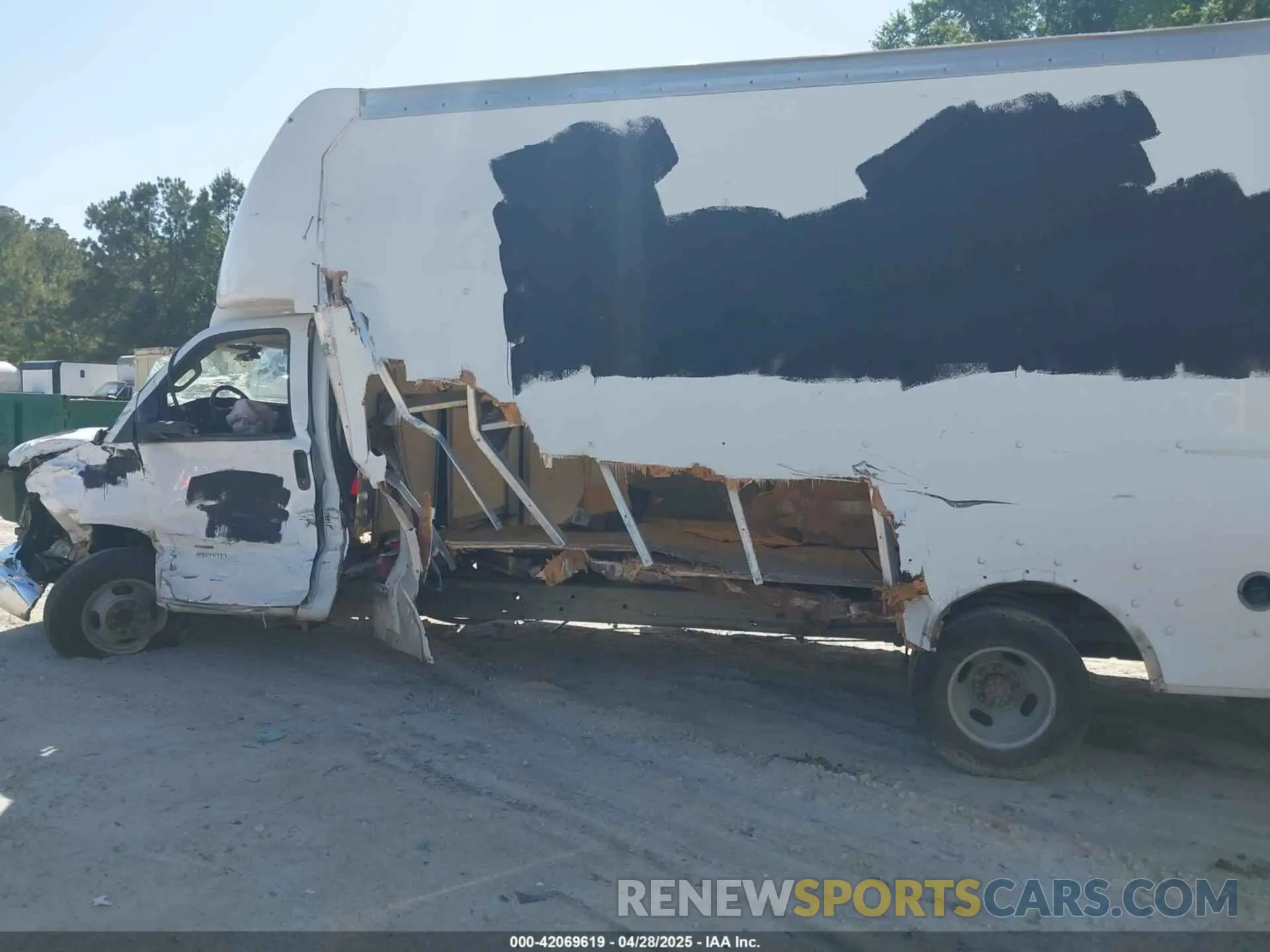 14 Photograph of a damaged car 7GZ67VC74MN001689 GMC SAVANA CUTAWAY 4500 2021