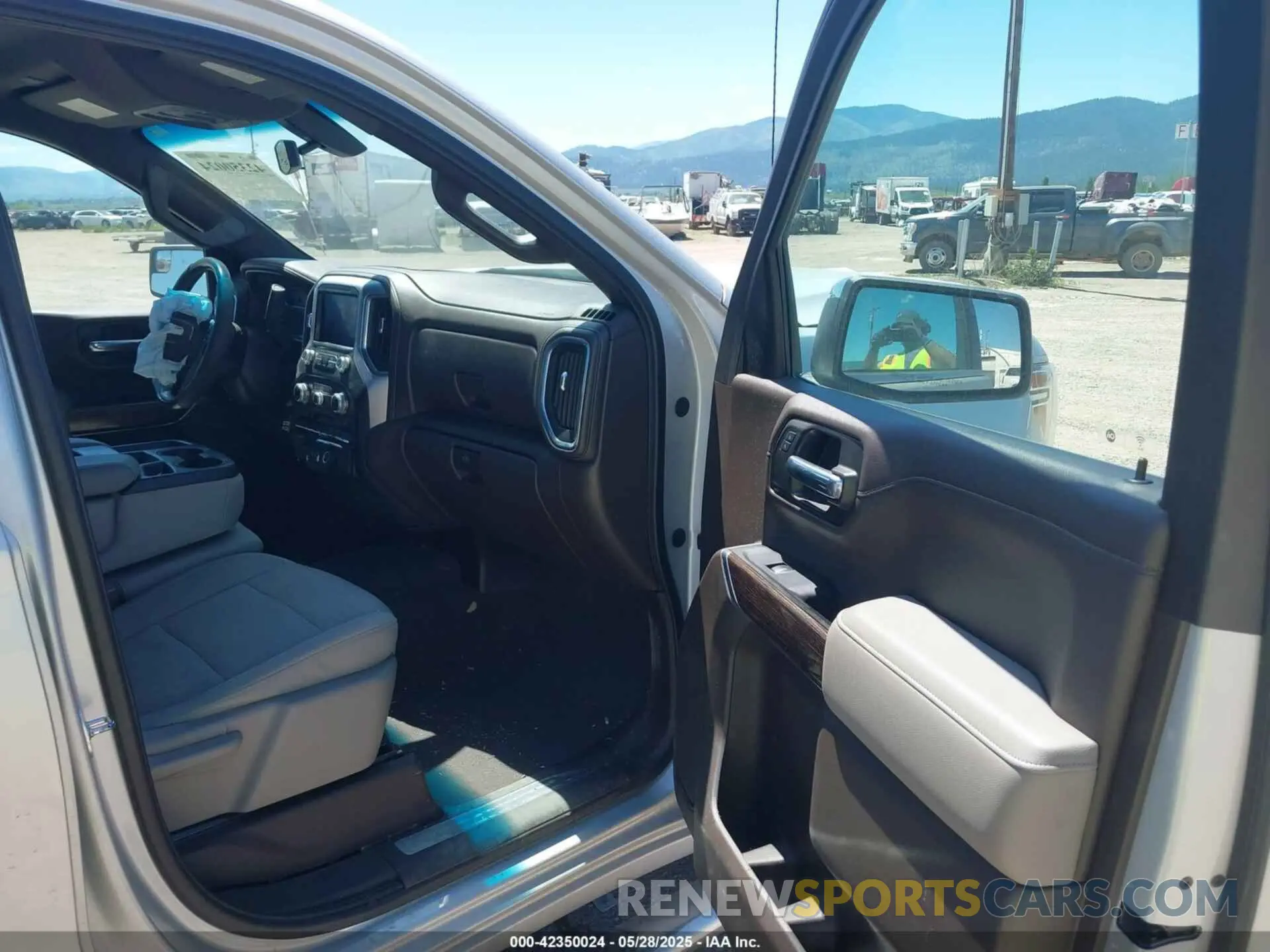 5 Photograph of a damaged car 1GTU9BED7KZ341182 GMC SIERRA 1500 2019
