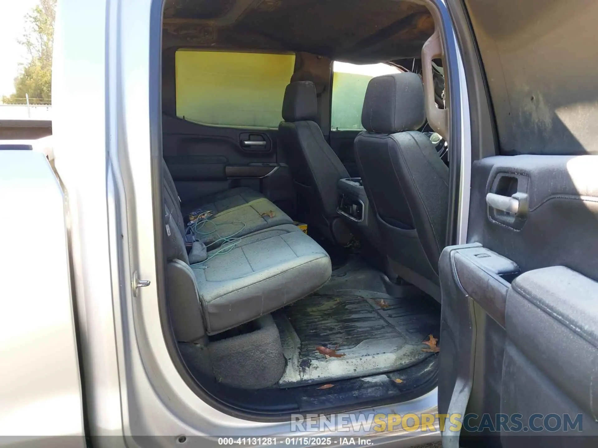 8 Photograph of a damaged car 3GTU9DEDXKG273682 GMC SIERRA 1500 2019