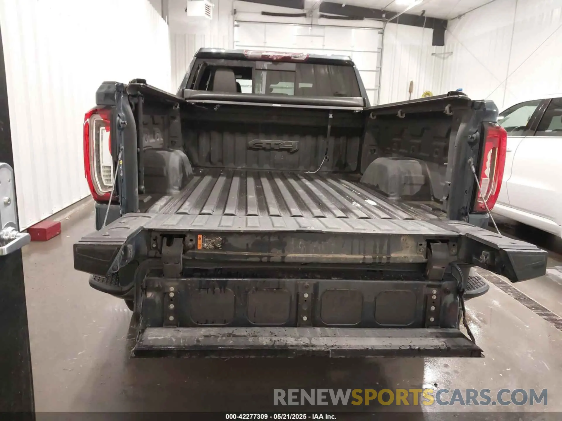 17 Photograph of a damaged car 1GTP9EEL9LZ133098 GMC SIERRA 1500 2020