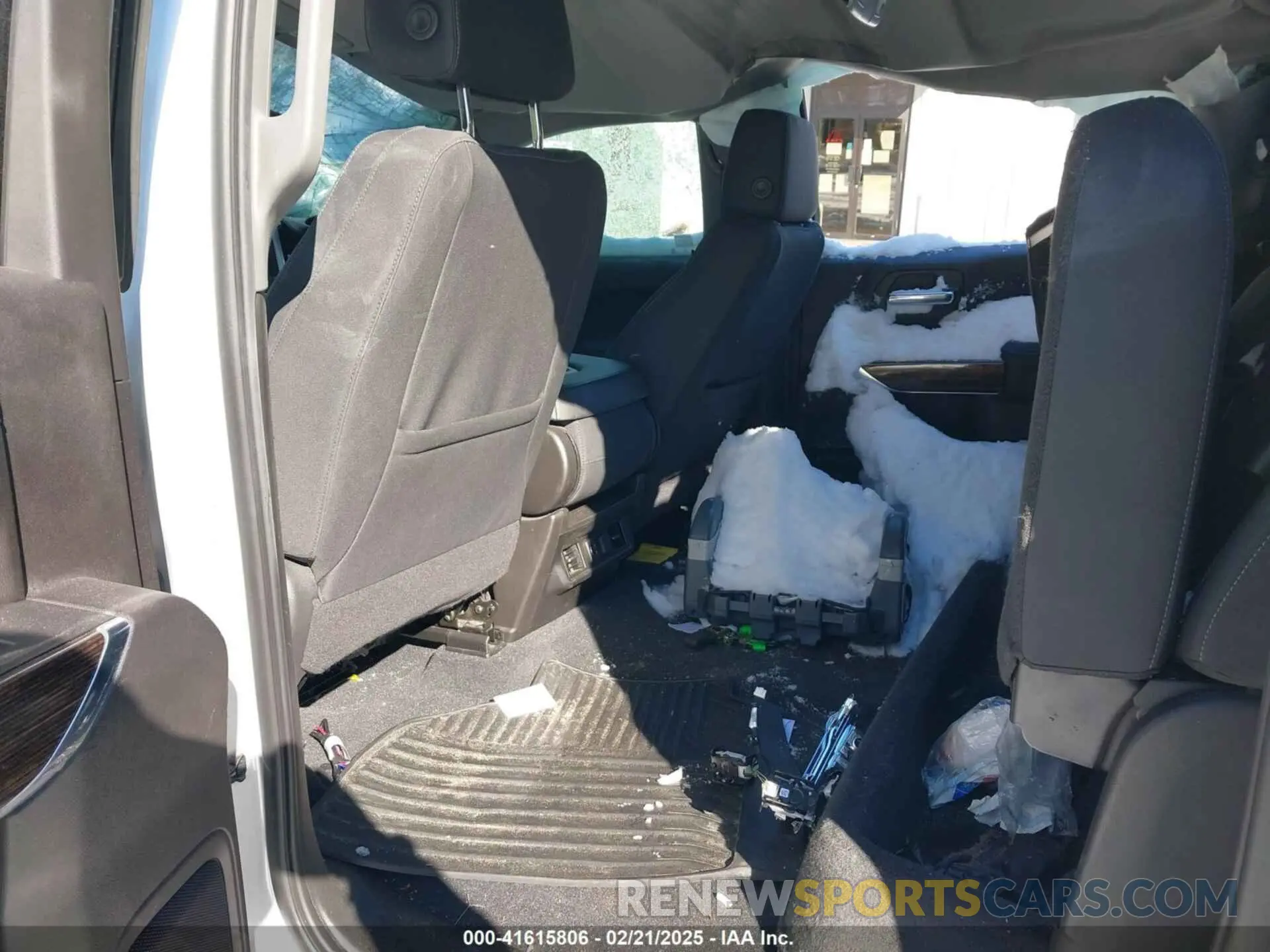 8 Photograph of a damaged car 3GTU9CEDXLG164747 GMC SIERRA 1500 2020