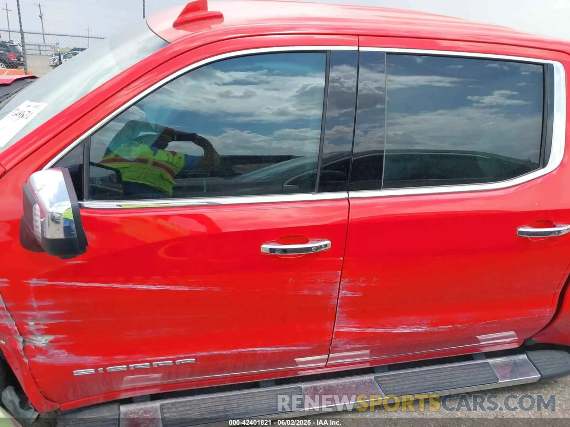 14 Photograph of a damaged car 3GTU9DED1LG112638 GMC SIERRA 1500 2020